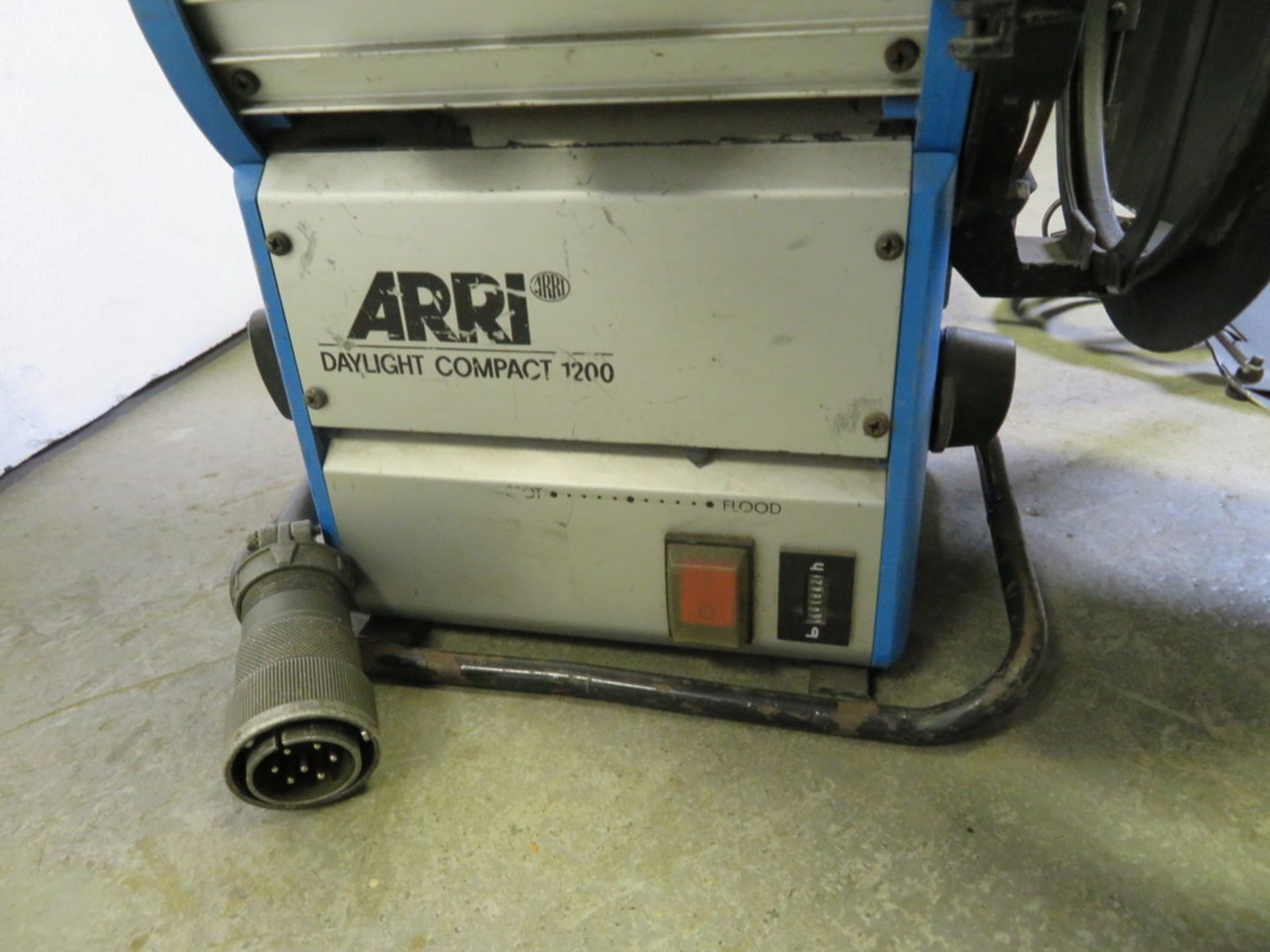 1 x Arri 1.2Kw MSR fresnel c/w electronic ballast & header cable - Image 2 of 5