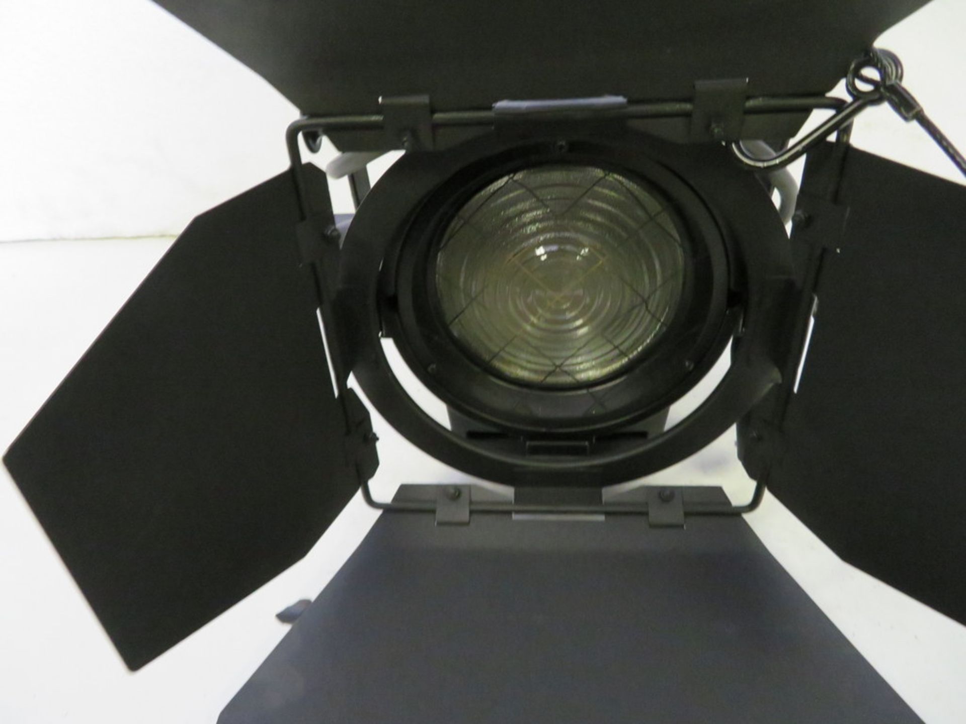 1 x Arri 650w fresnel black c/w barndoor, lamp & safety bond - Truecon connector - Image 3 of 3