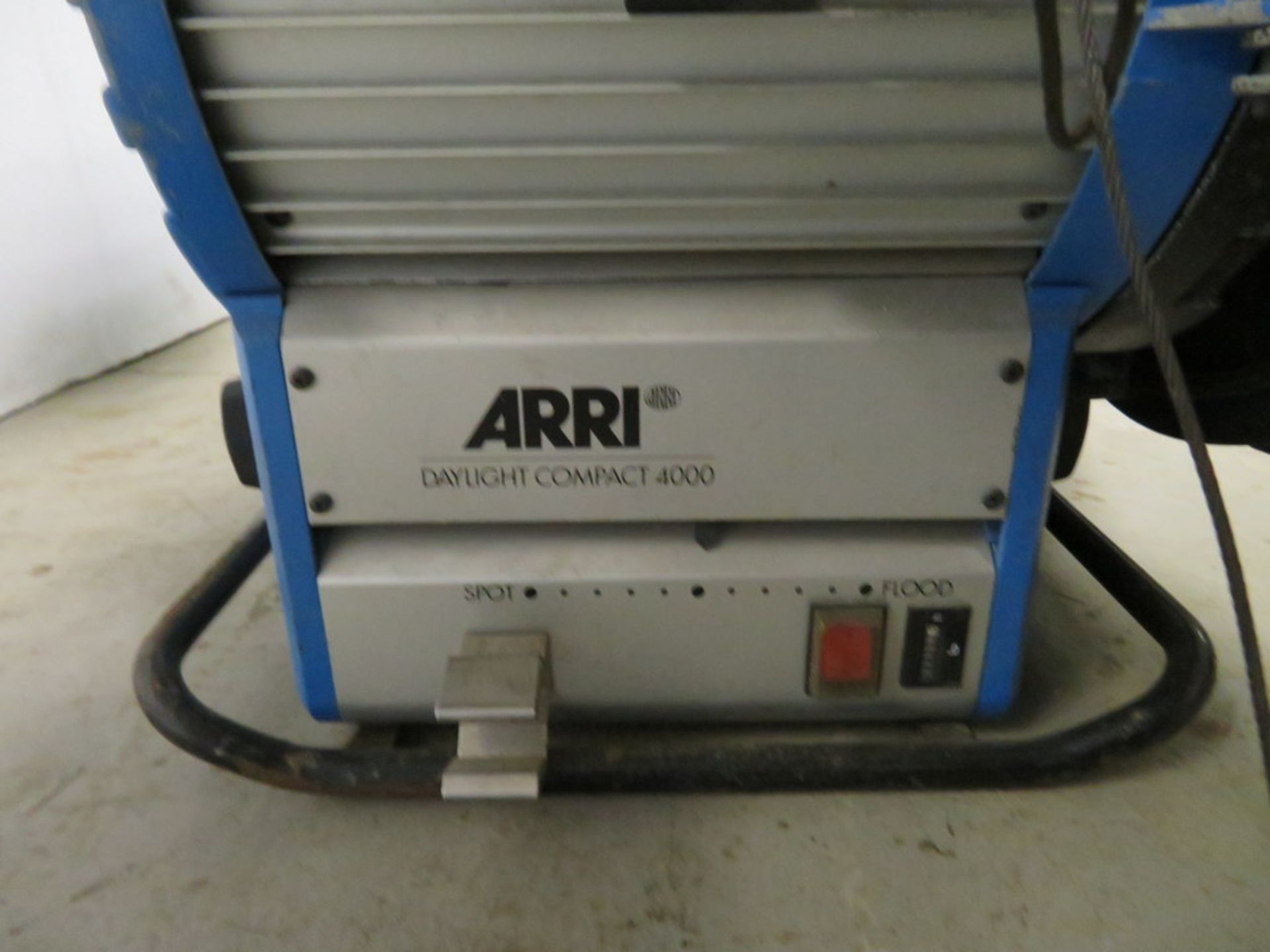 1 x Arri 4Kw MSR fresnel c/w electronic ballast & header cable - Image 2 of 5