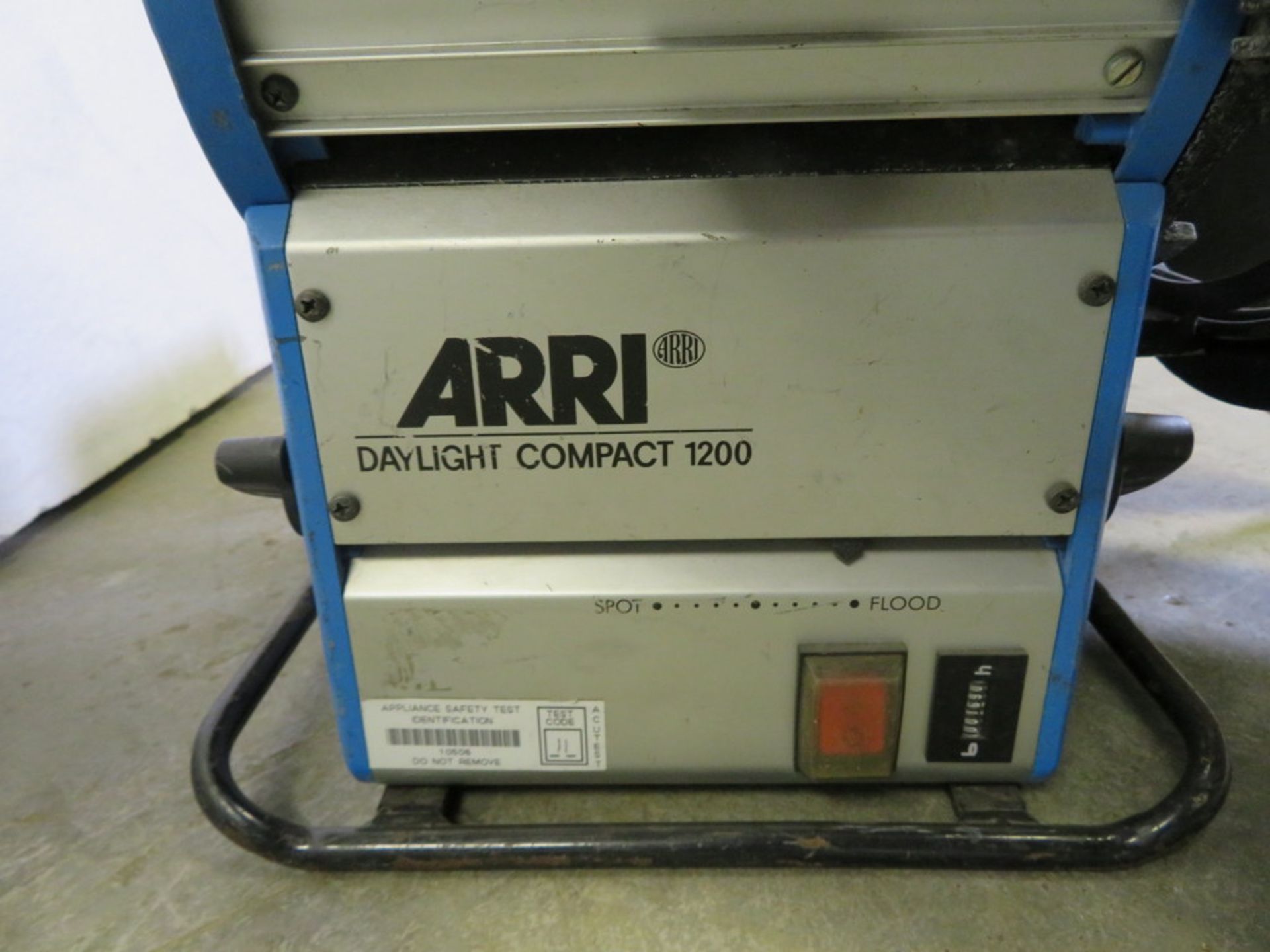 1 x Arri 1.2Kw MSR fresnel c/w electronic ballast & header cable - Image 2 of 5