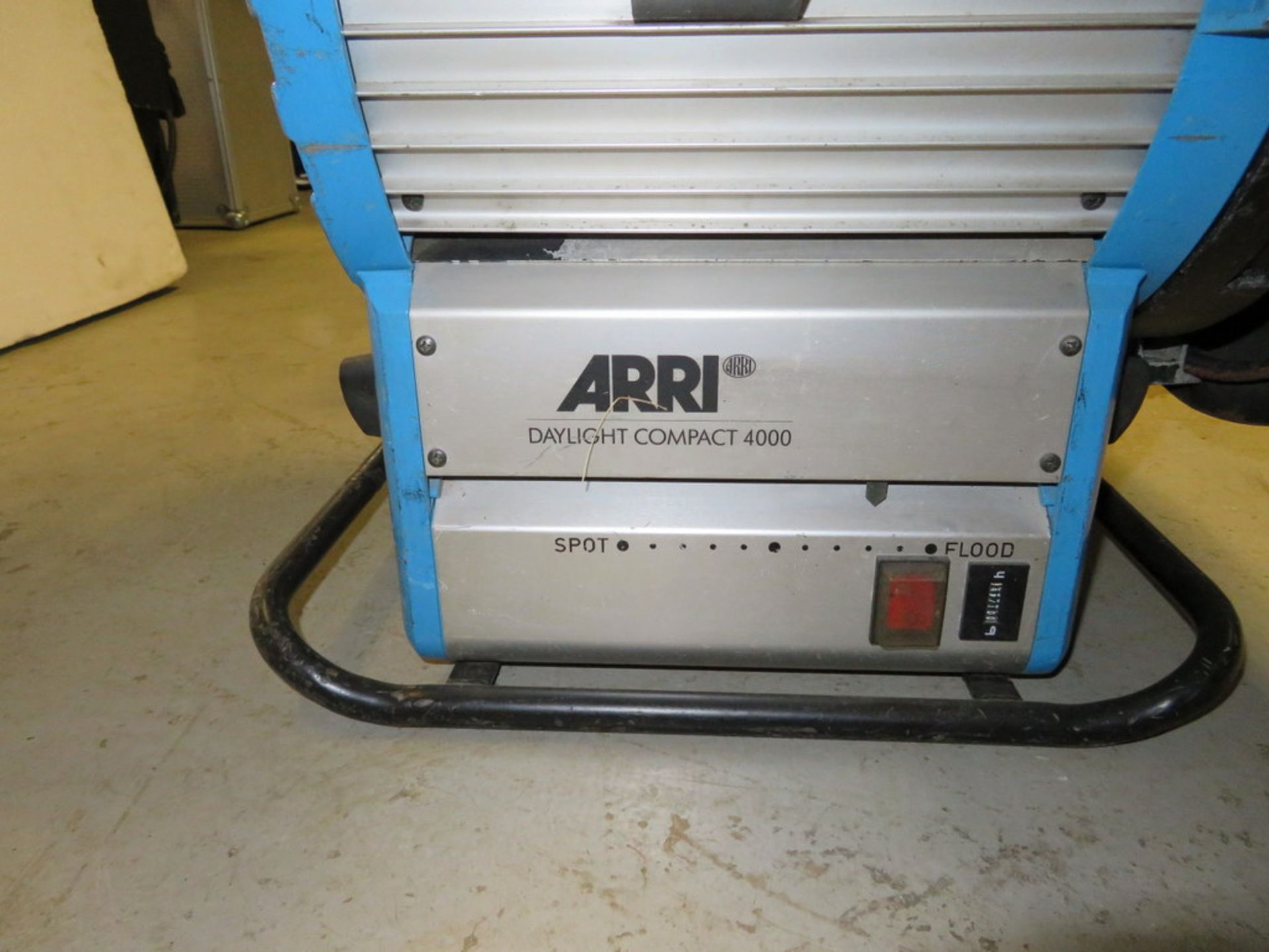 1 x Arri 4Kw MSR fresnel c/w electronic ballast & header cable - Image 3 of 5