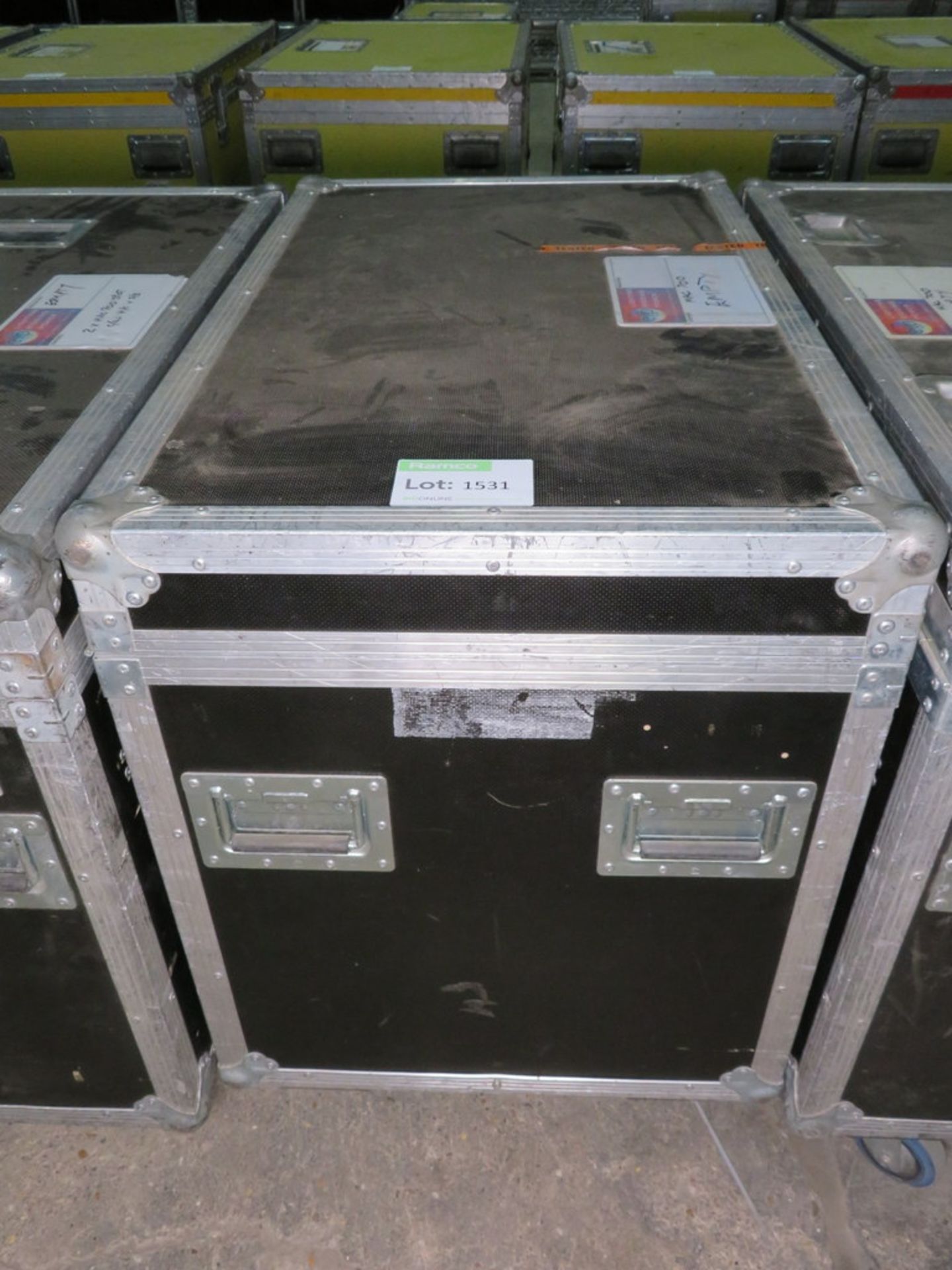 Mac 700 flight case - 840 x 955 x 590mm (HxWxD) - Height including wheels