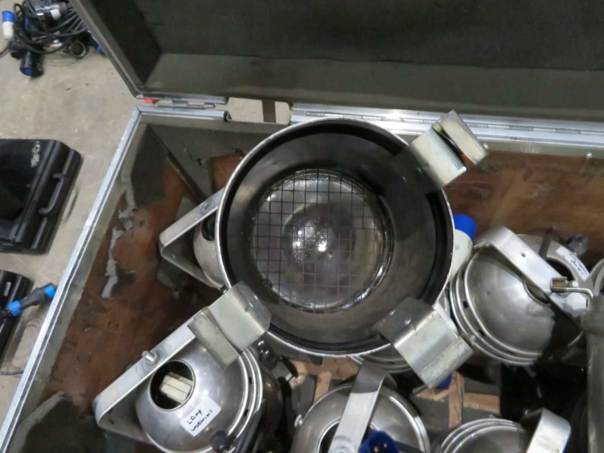 Flight case with 12 silver par cans - Image 3 of 4