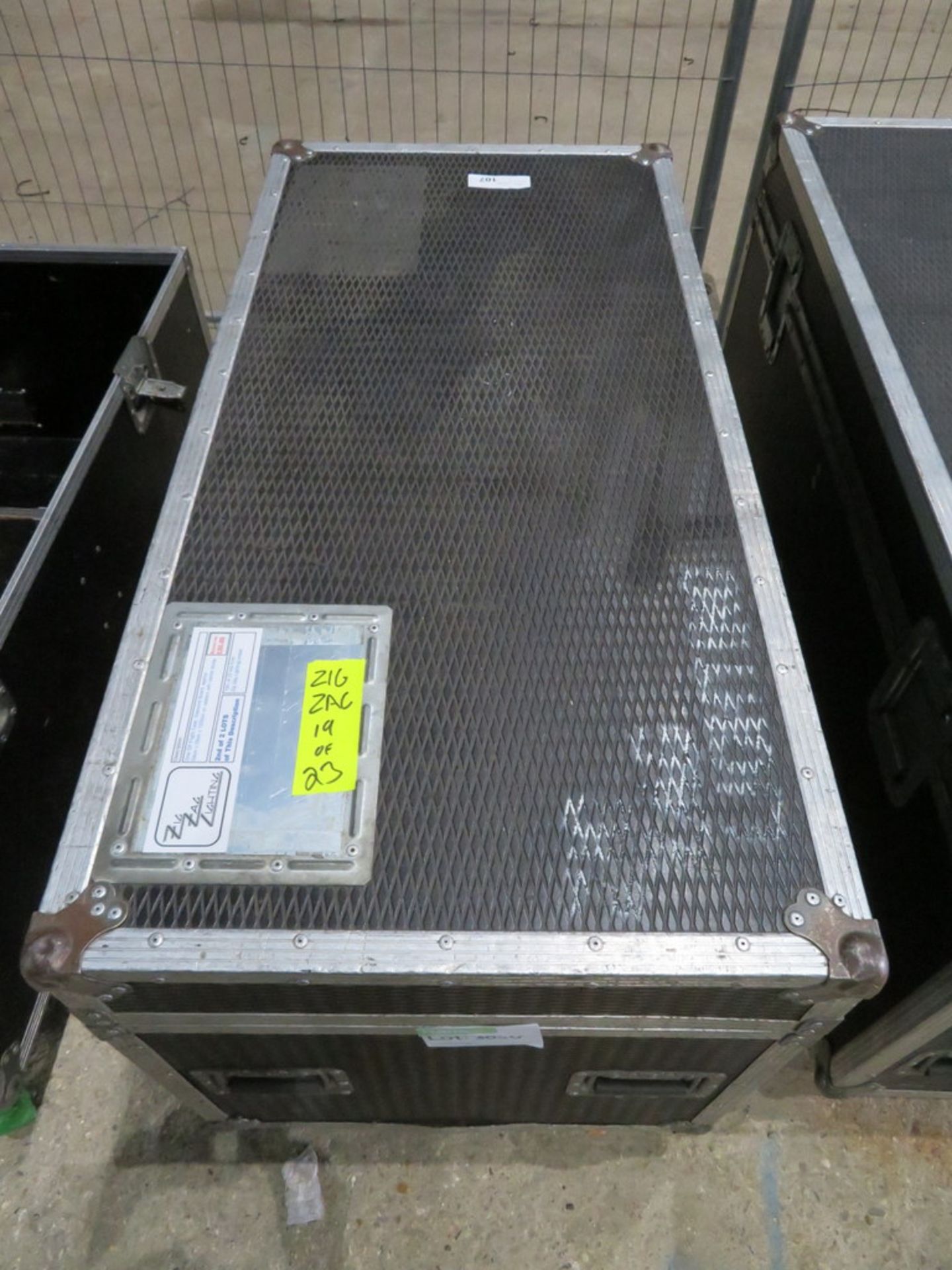 GP Flightcase, Diamond Board, approx 59x59x122cm on castors with centre divider - Image 3 of 3