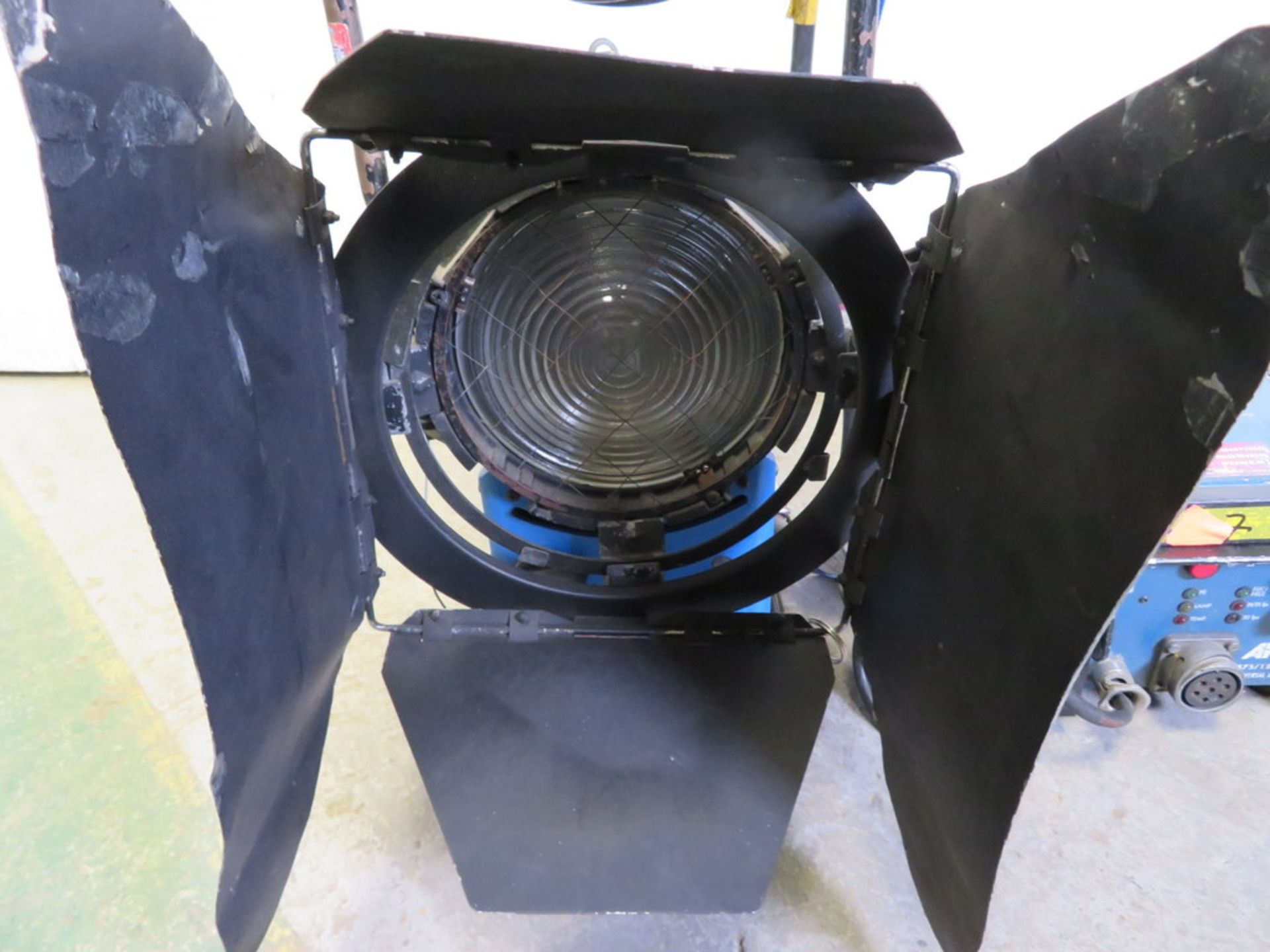 1 x Arri 1.2Kw MSR fresnel c/w electronic ballast & header cable - Image 3 of 5