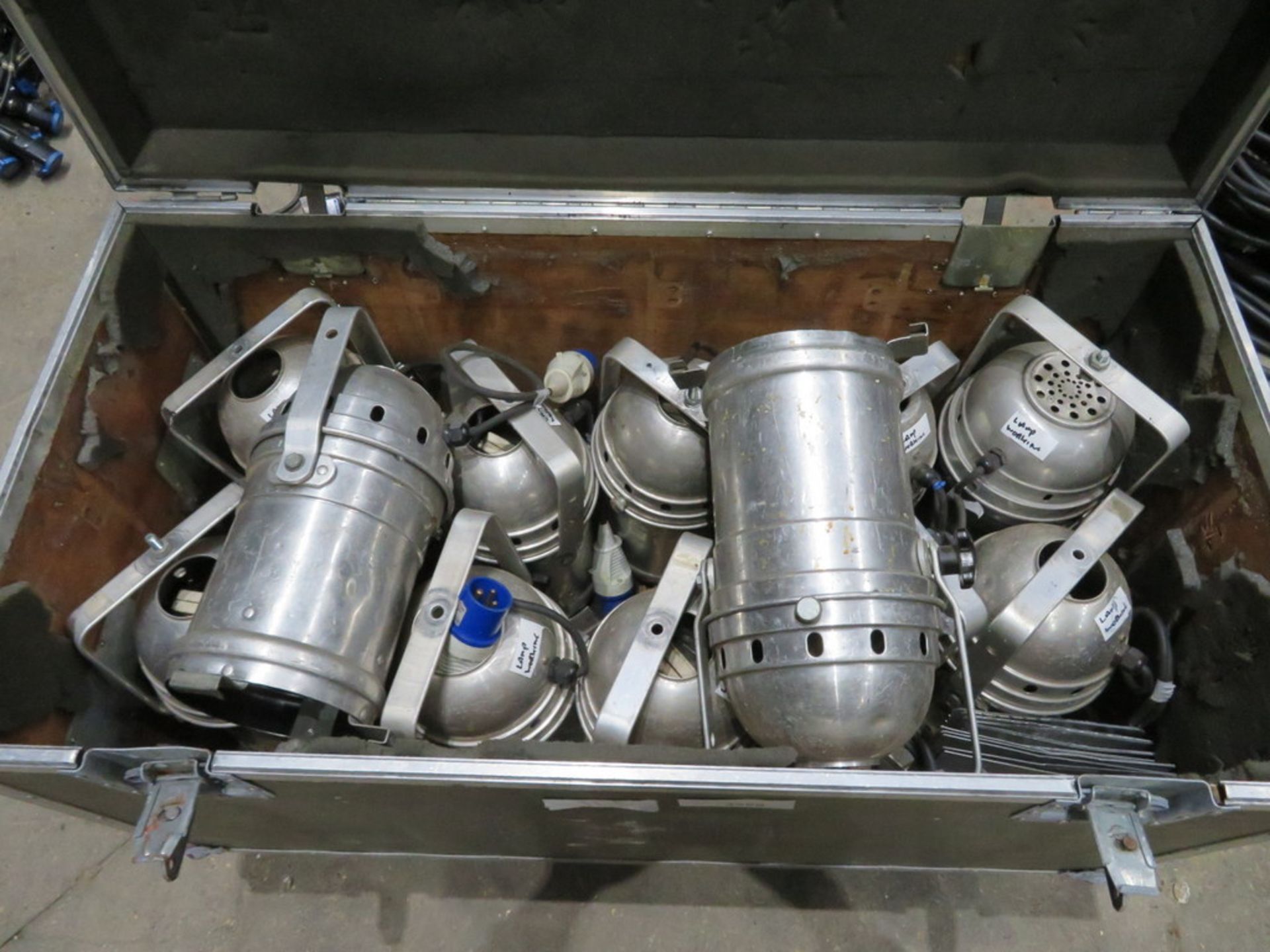 Flight case with 12 silver par cans - Image 2 of 4