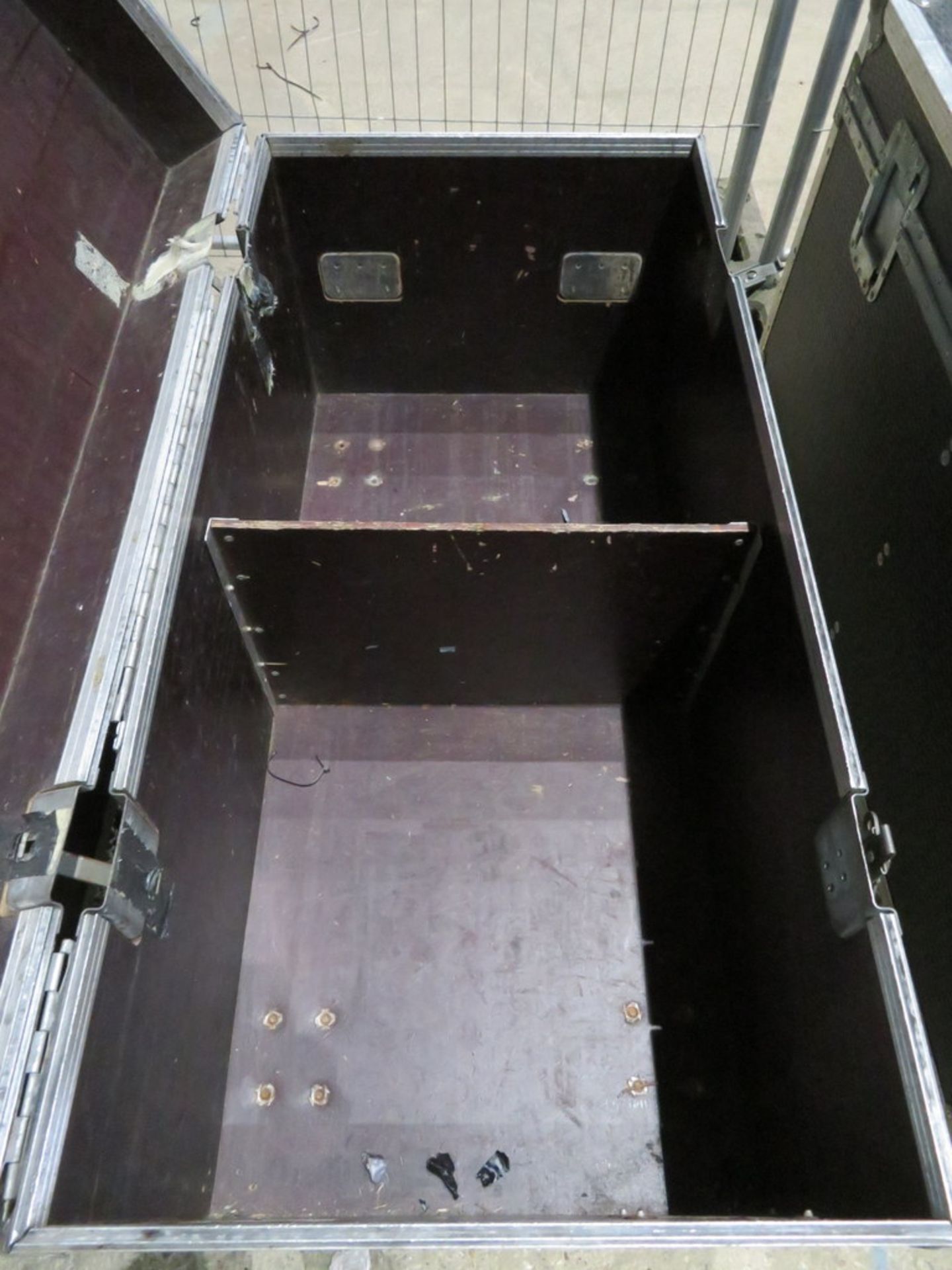 GP Flightcase, Diamond Board, approx 59x59x122cm on castors with centre divider - Image 2 of 3