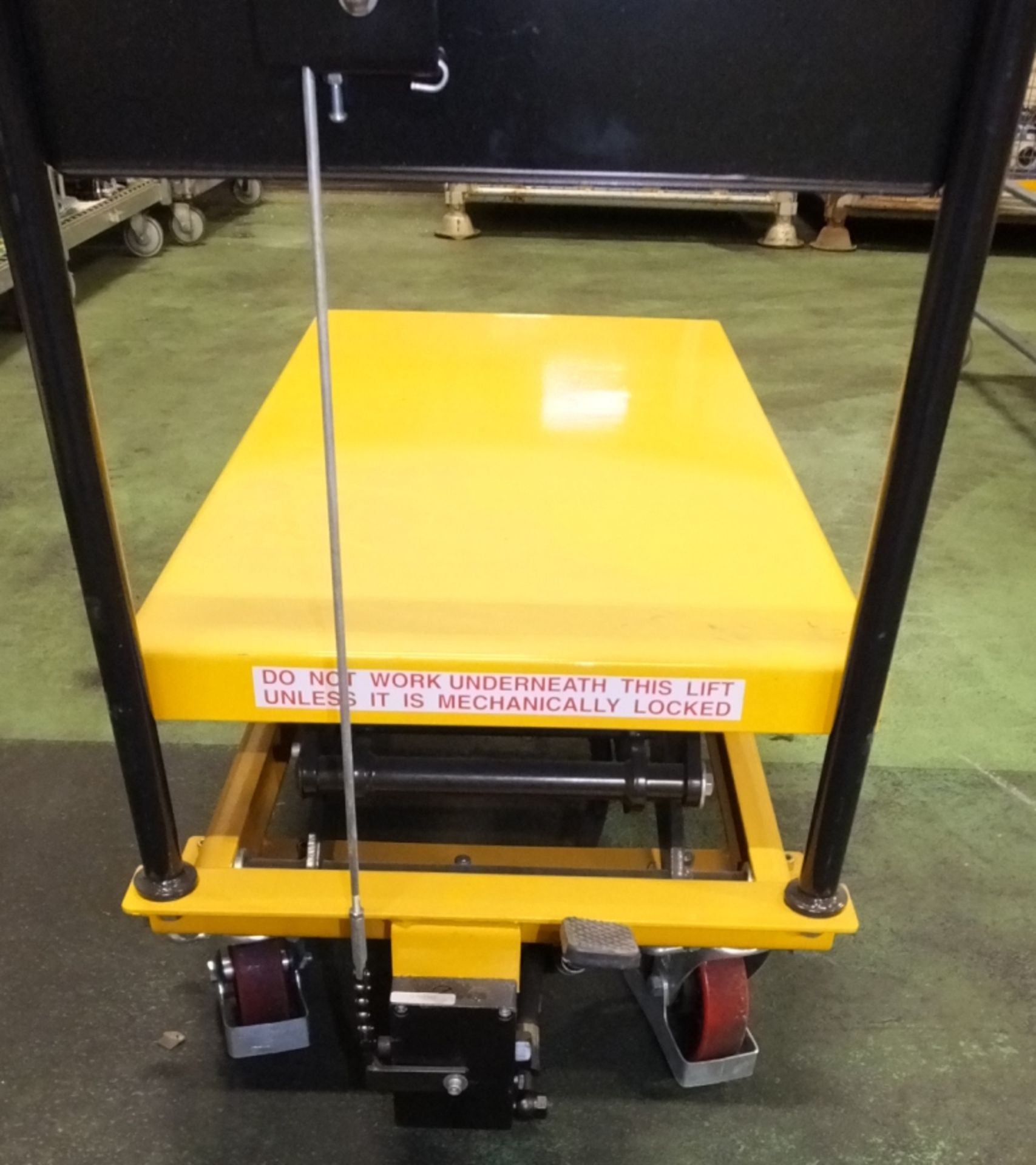 350kg / 770lbs foot operated lift table - Image 2 of 5
