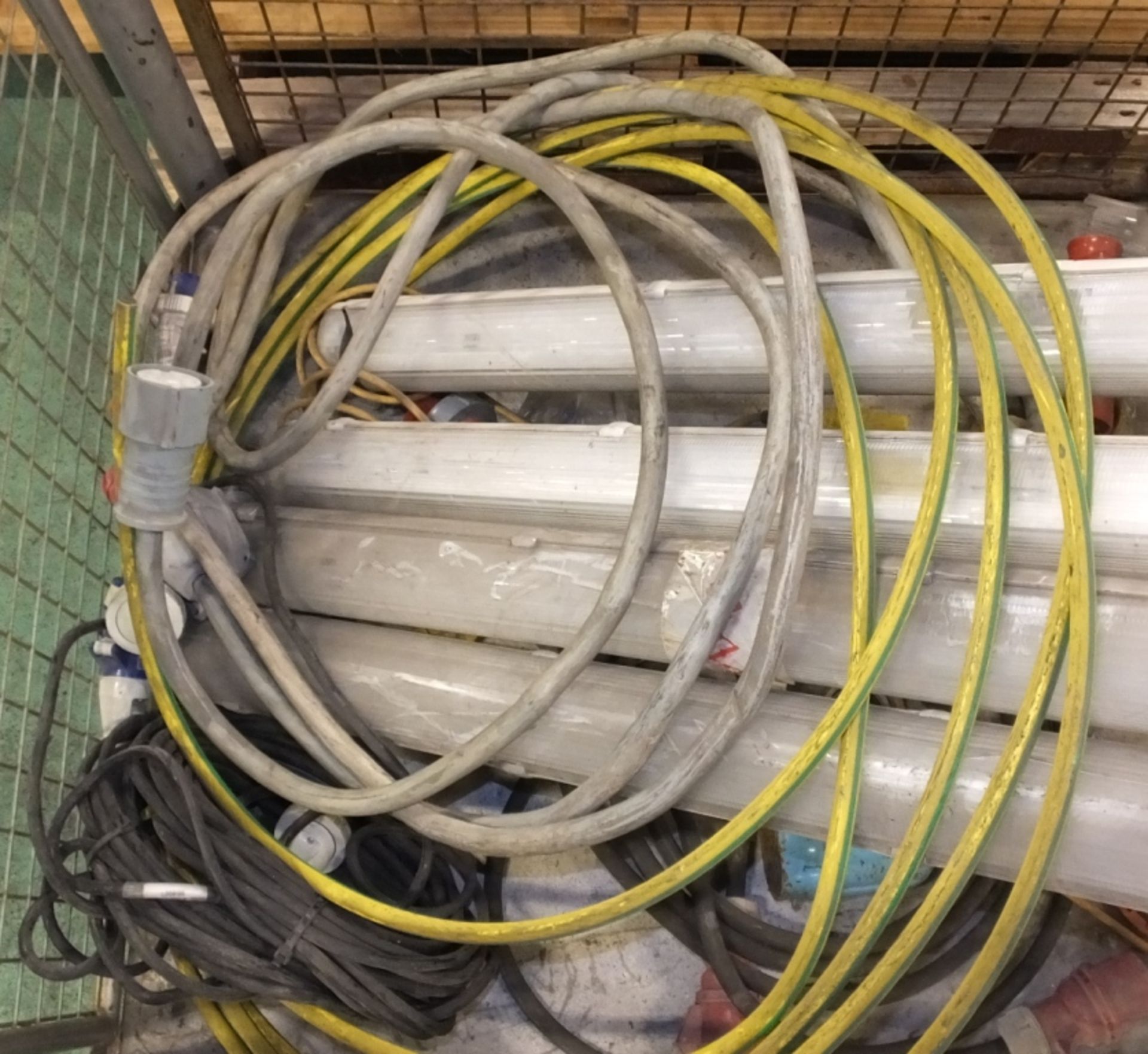 440V 3phase cabling, 4x 6ft lighting housings - Image 5 of 5