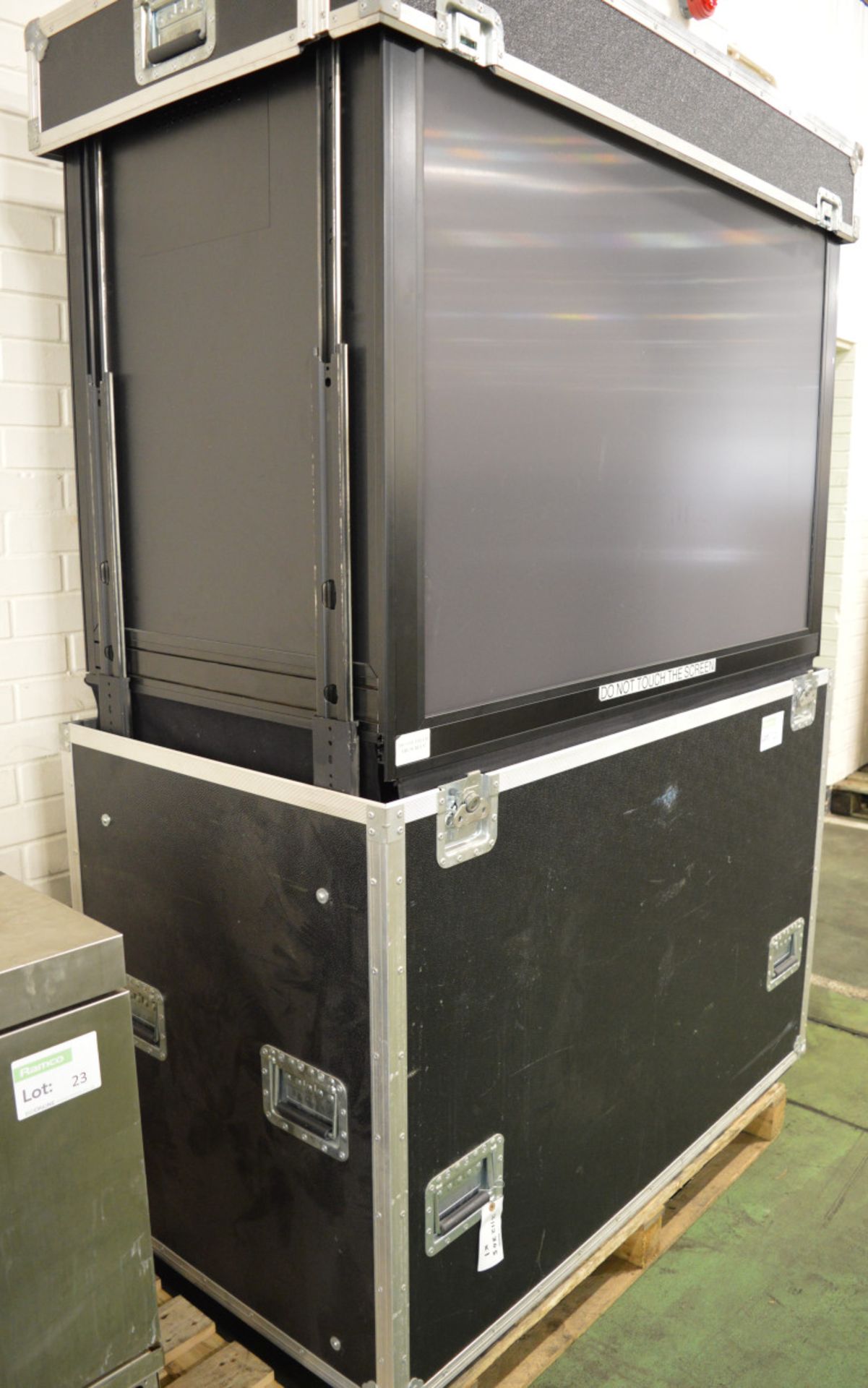 Portable Projection Screen in Carry Case - 2050mm high x 1440mm x 760mm deep - Image 2 of 2