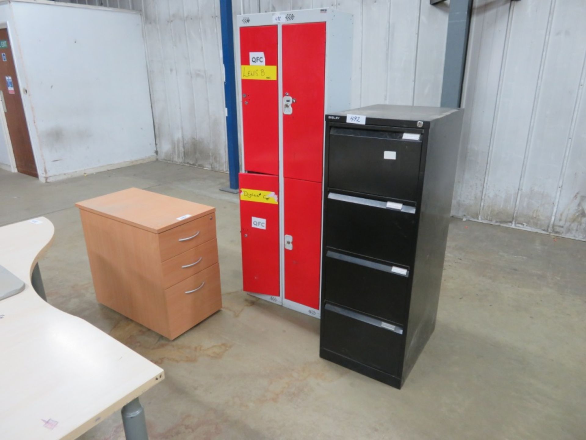 Various office furniture - Including 4 desks, 2 storage locker, 1 3 drawer cabinet &1 filing cabinet - Bild 3 aus 3