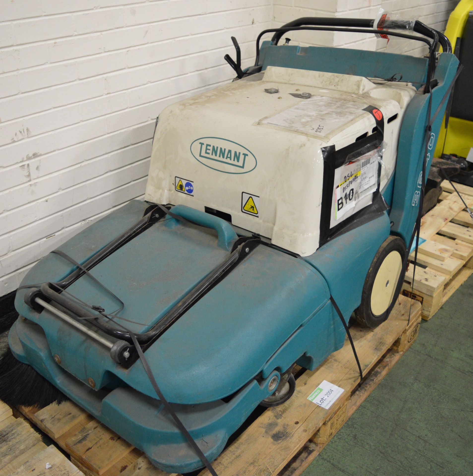 Tennant Floor Sweeping Machine 3640 - Requires attention. - Image 2 of 2