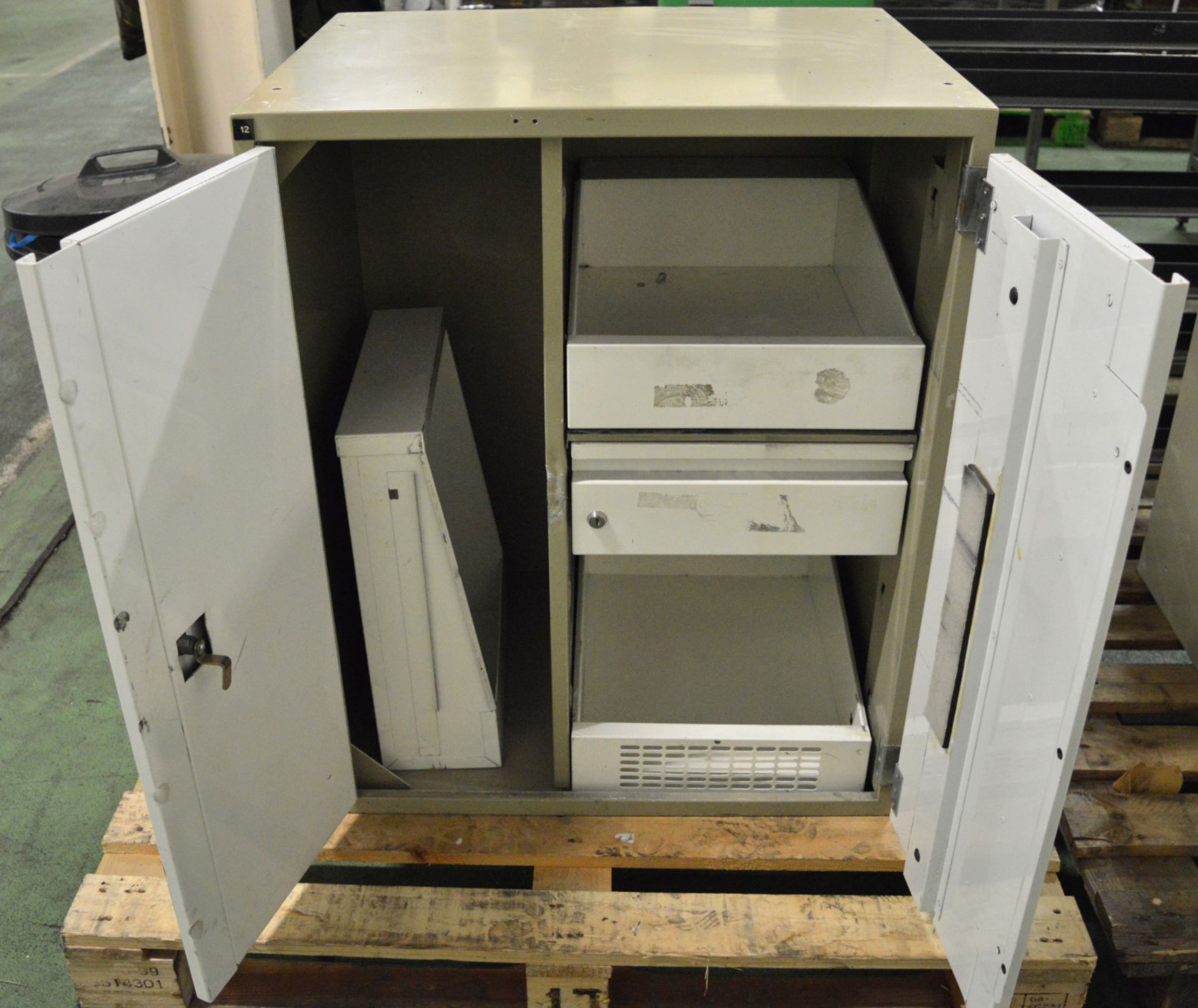 Steel Locker with Internal Drawers - 720mm wide x 560mm deep x 890mm high - May require at - Bild 2 aus 2