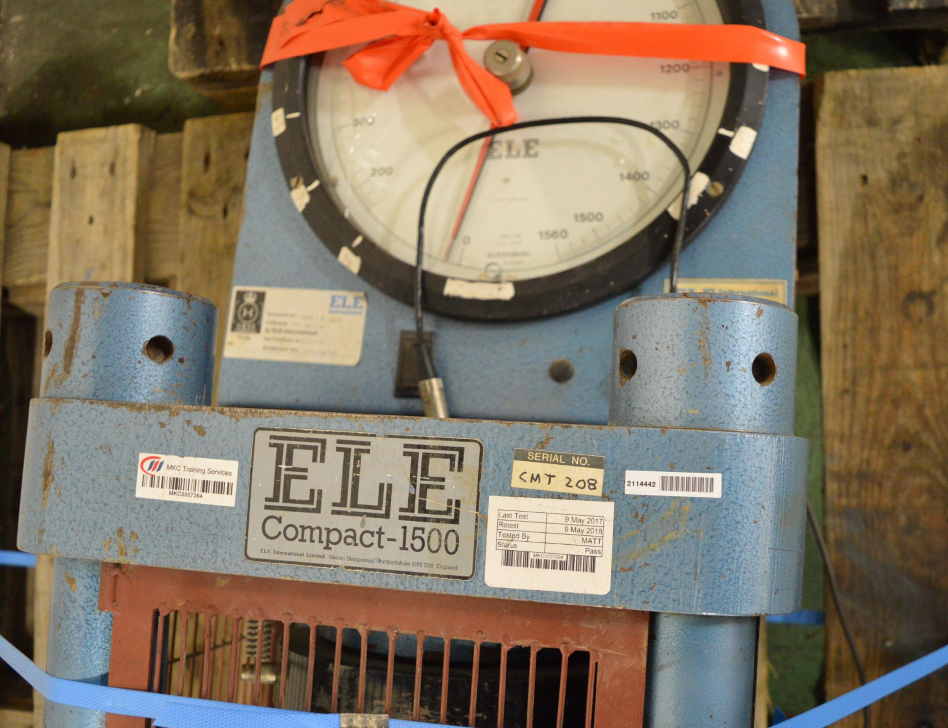 ELE International Compact-1500 Compression Machine - Glass dial face cracked. - Bild 3 aus 3