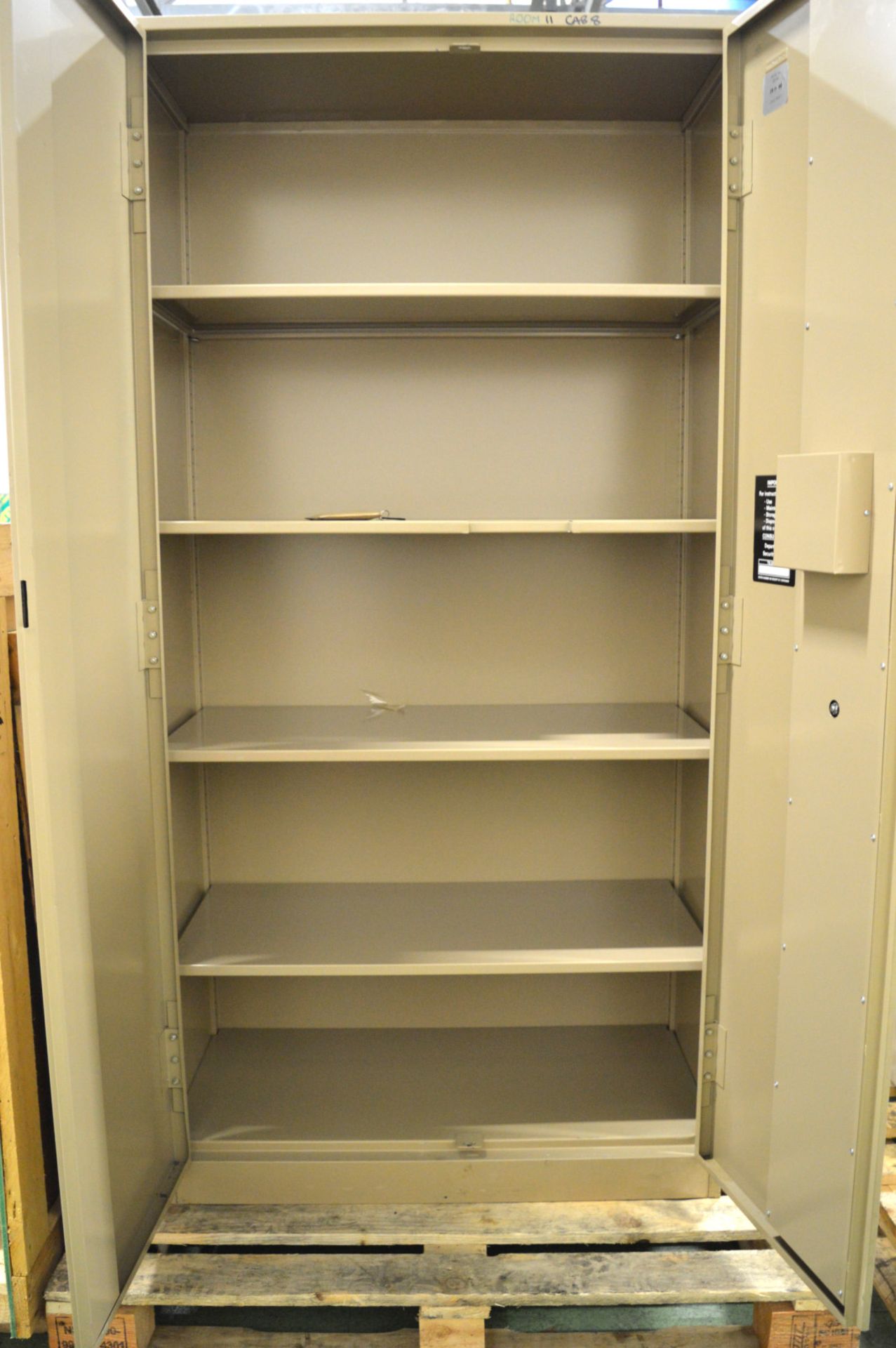 High Security Locker with 4 Adjustable Shelves - 2 keys - 920mm wide x 450mm deep x 1830mm - Image 2 of 2