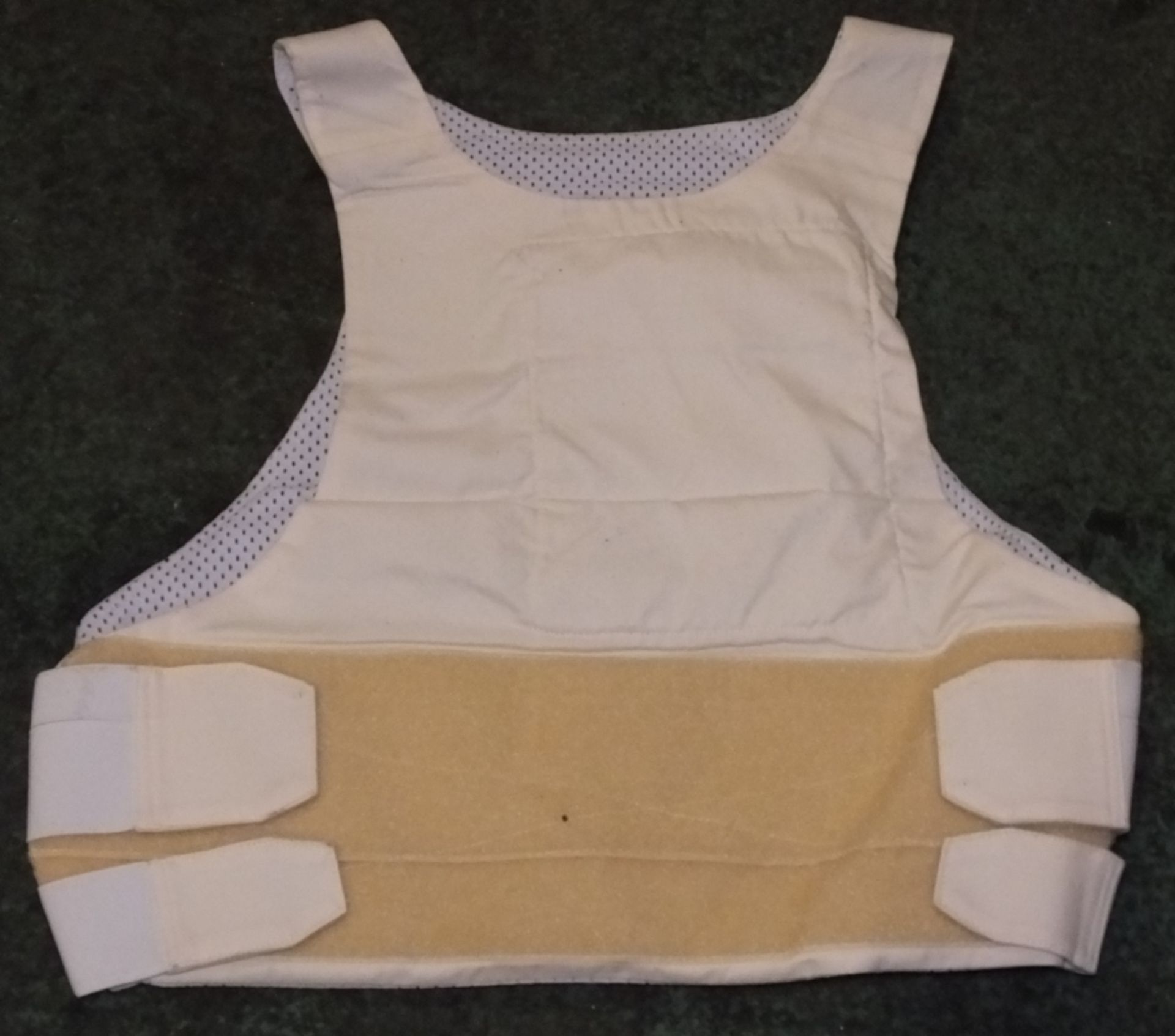 4x Upper body discreet soft armour vest - Image 2 of 3