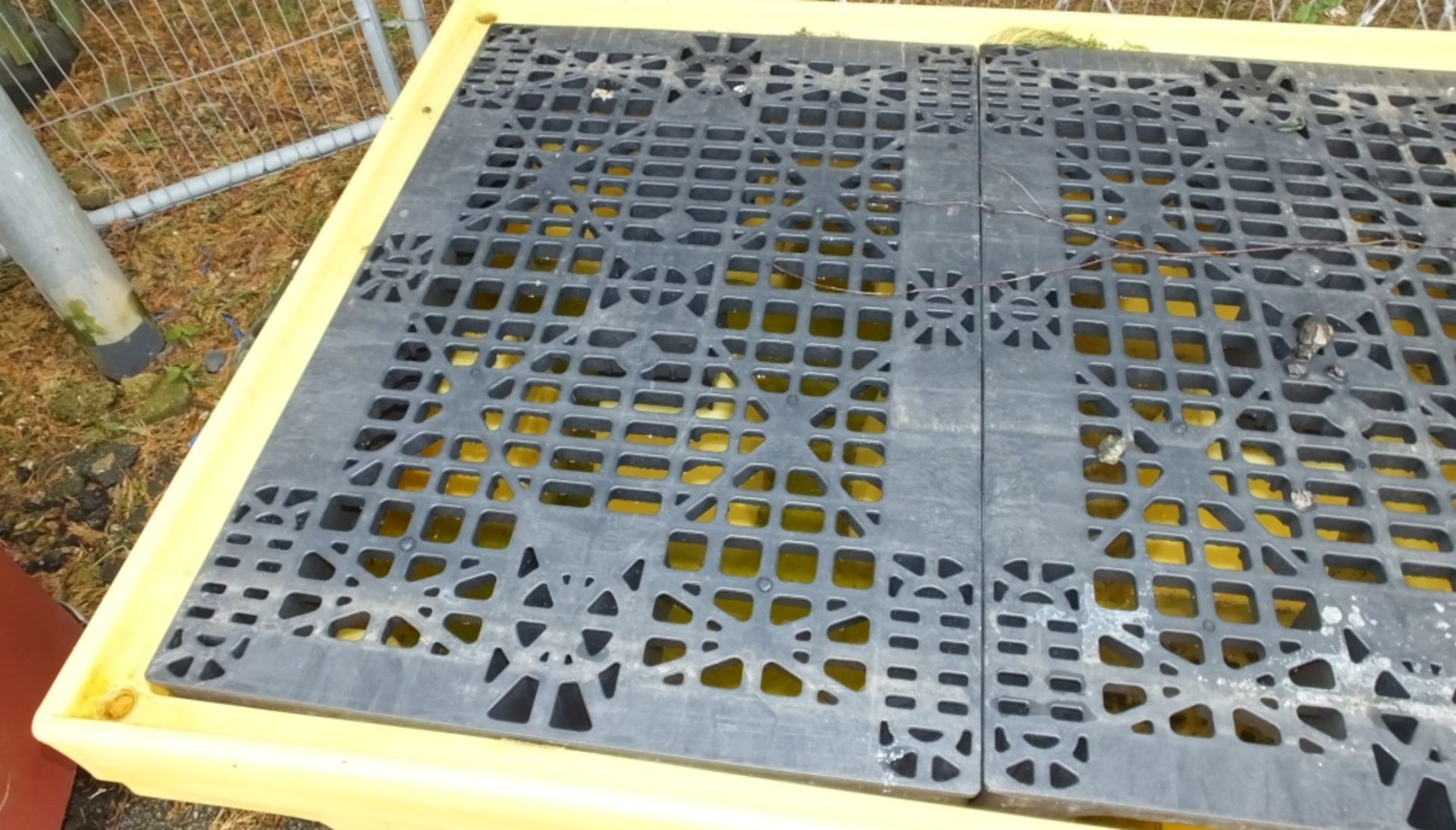 Large spillage trays - plastic - Please note there will be a loading fee of £5 on this ite - Image 3 of 4