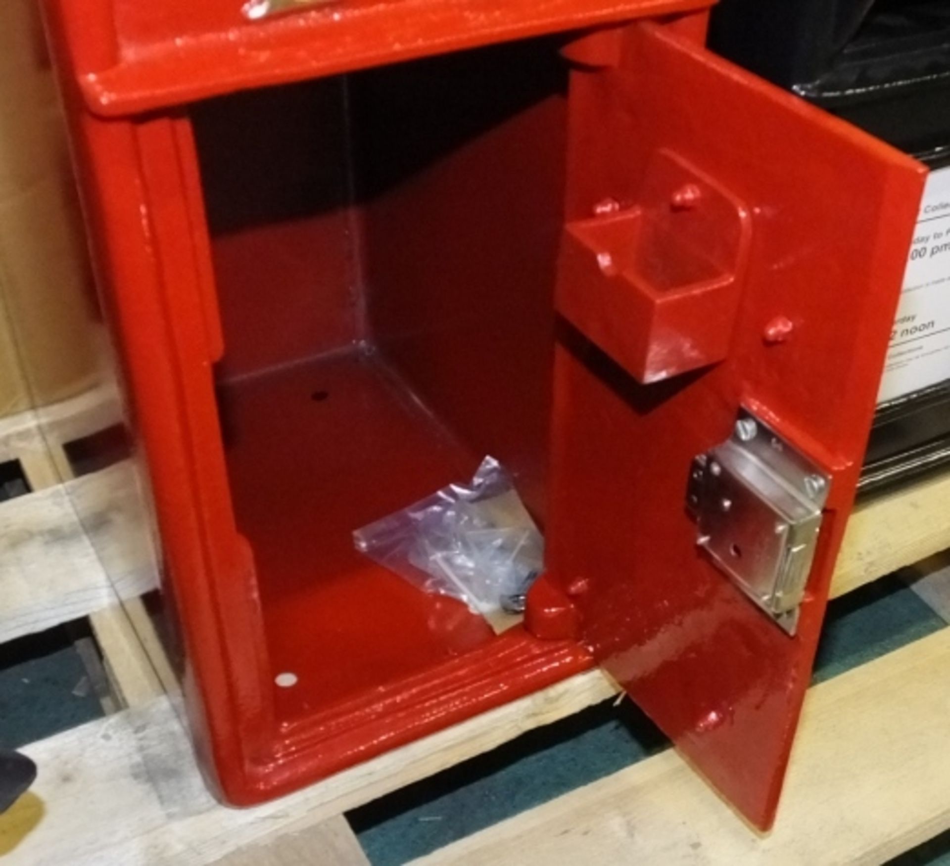 Red "Replica" post box - lockable with key - Image 2 of 2