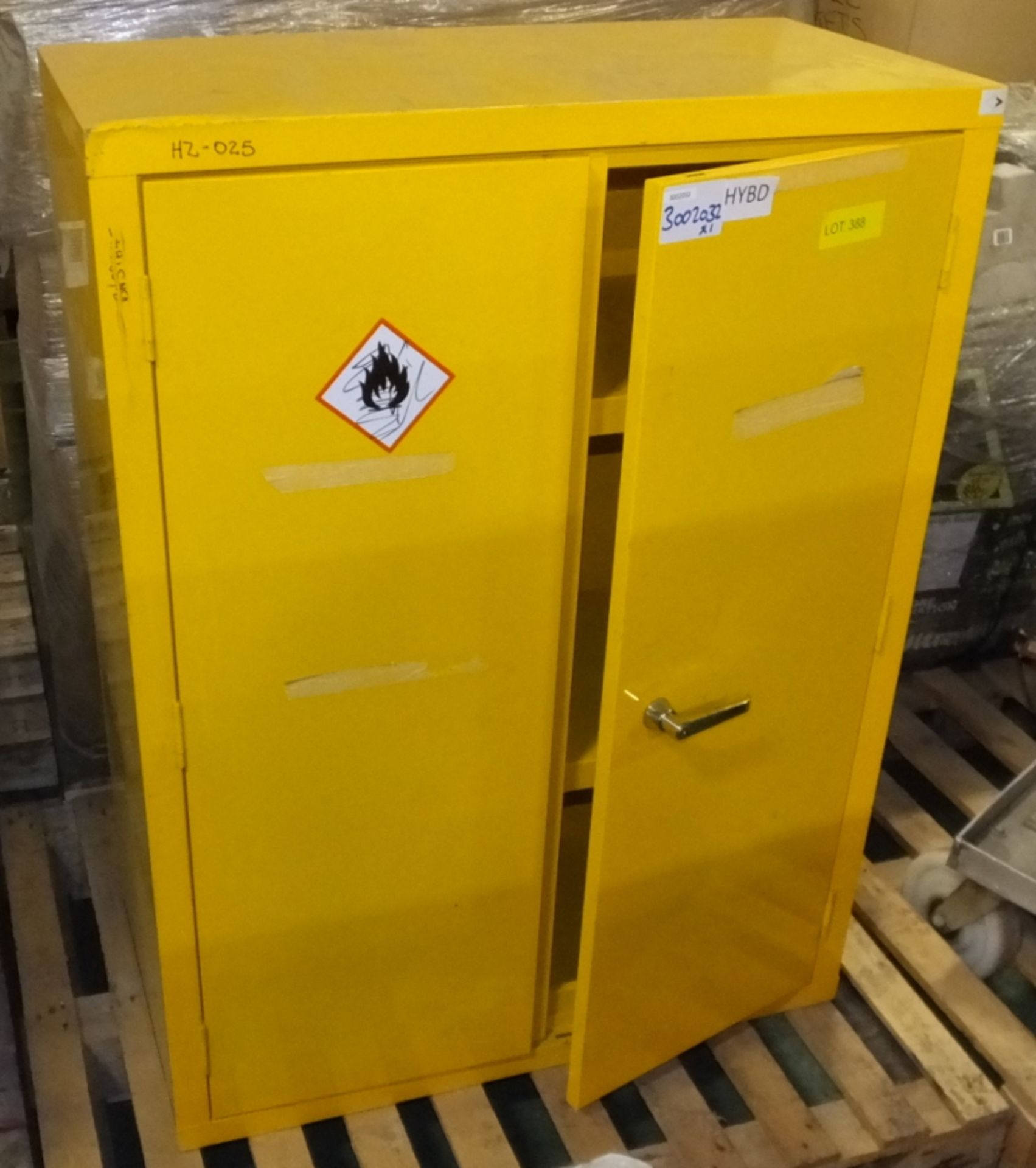 Yellow chemical store - 2 door - 920 x 460 x 1230 - 2 shelves