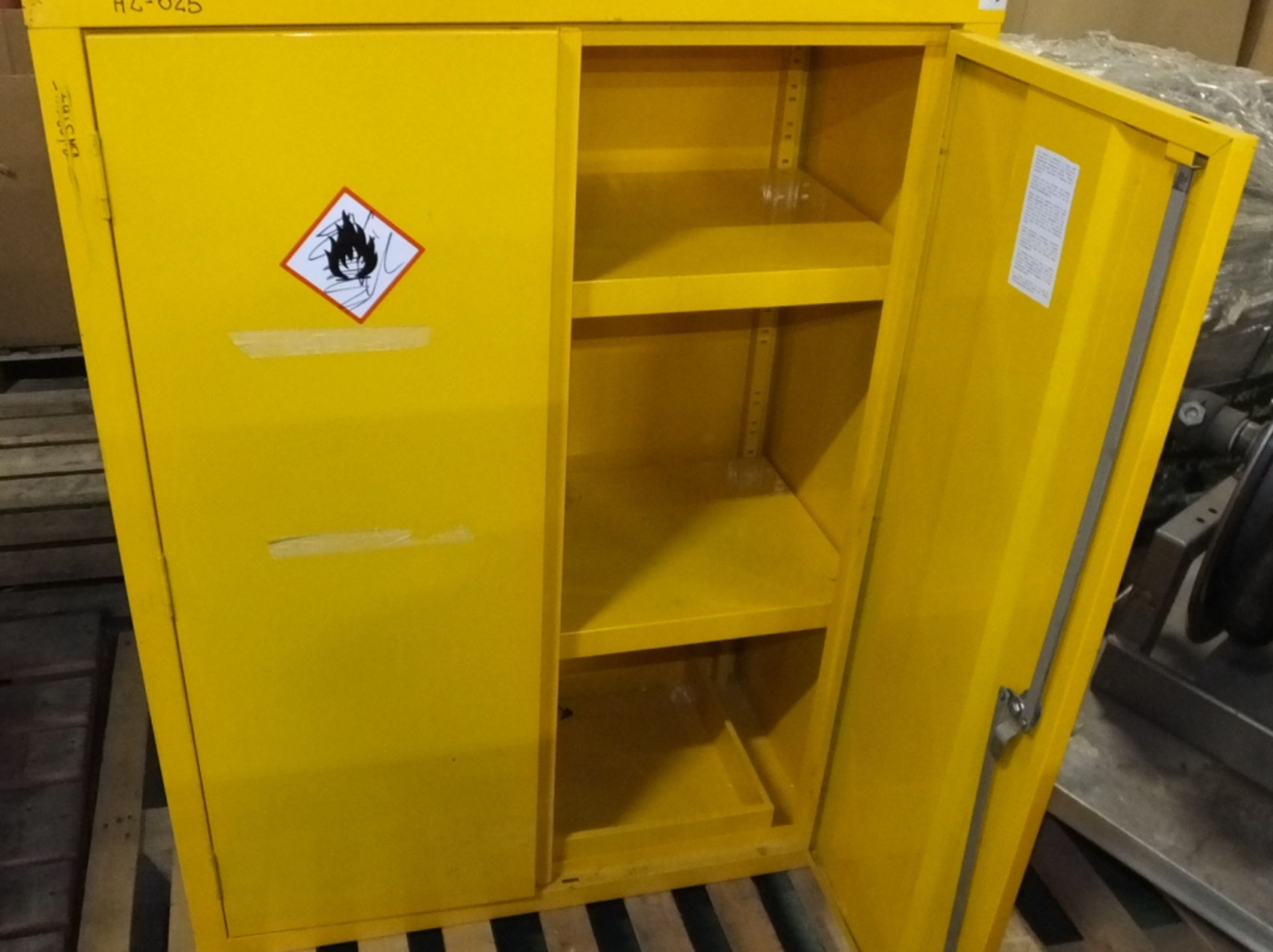 Yellow chemical store - 2 door - 920 x 460 x 1230 - 2 shelves - Image 2 of 2