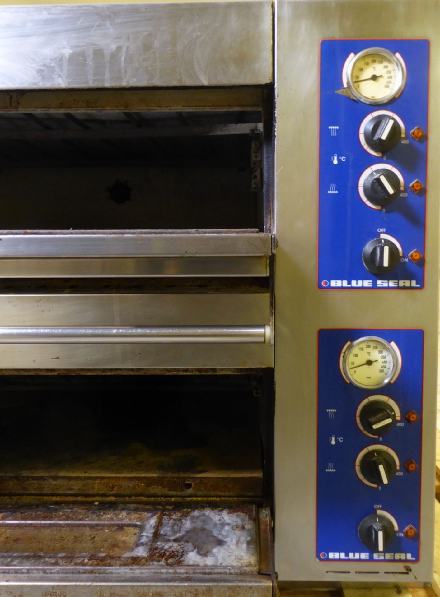 Blue Seal DB8-30 Double Pizza Oven, 8.8kw 230v Mains Wired 95 x 95 x 73cm (WxDxH) - Image 3 of 7