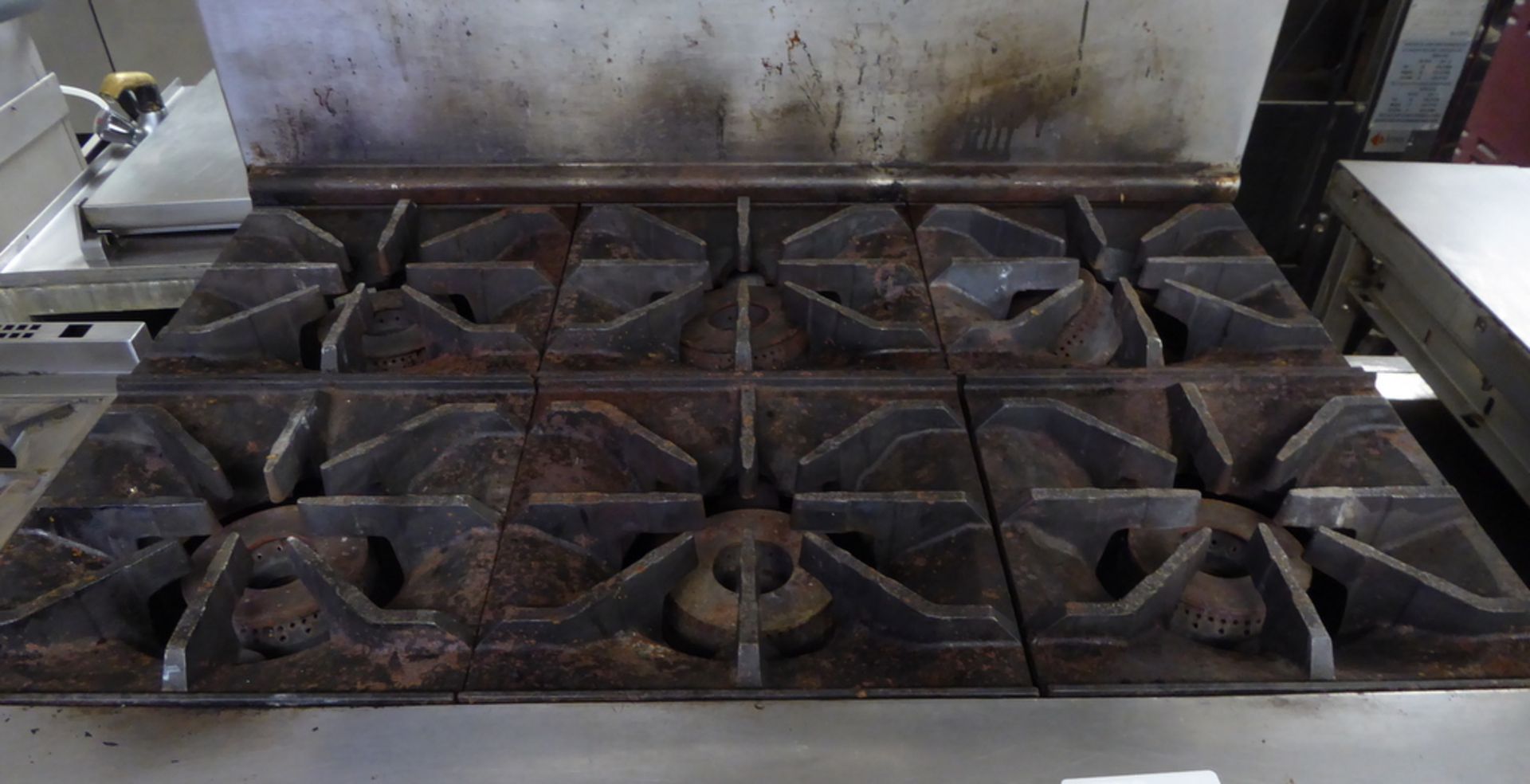 6 Ring Gas Hob and Oven 91 x 80 x 138cm (WxDxH) Please note this does have 1 knob missing - Image 2 of 8