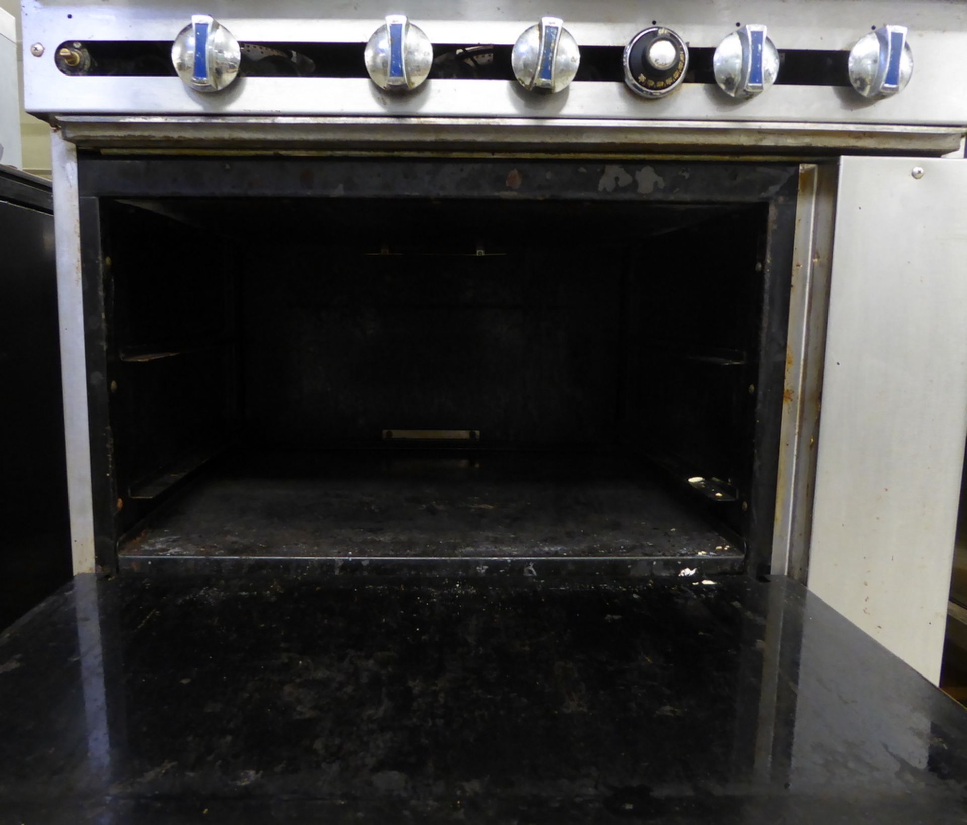 6 Ring Gas Hob and Oven 91 x 80 x 138cm (WxDxH) Please note this does have 1 knob missing - Image 5 of 8