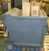 Cambro Mobile storage unit with brackets - Model CAM100