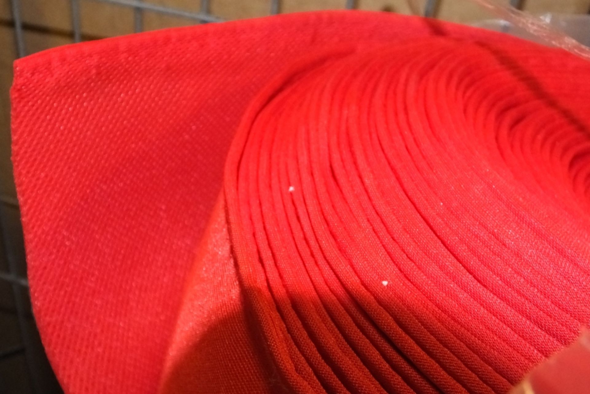 Roll of Betex Cushioning Cloth - 160cm x 30M - Red - Bild 2 aus 3