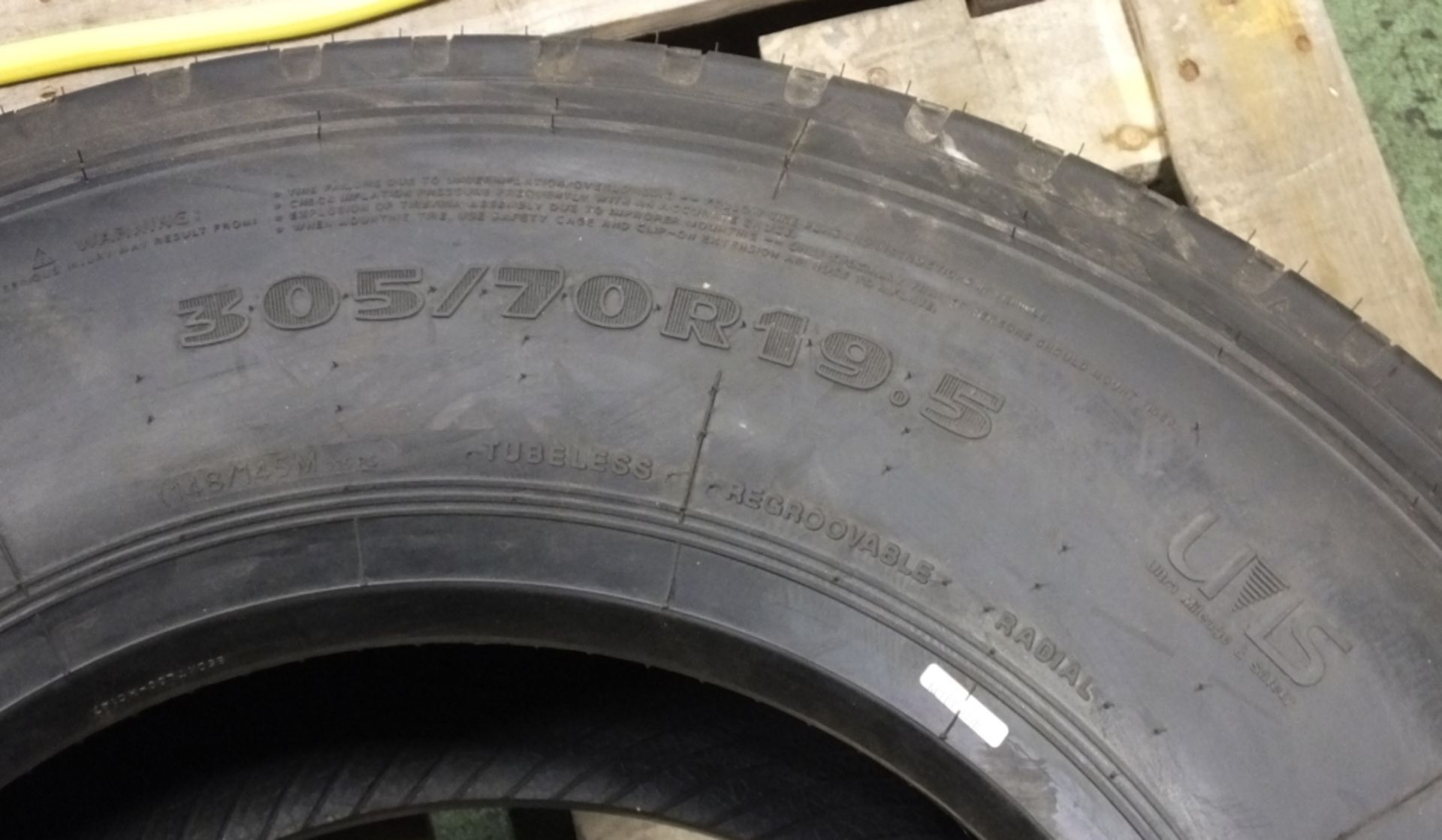 Hankook AH11 305/70R19.5 tyre (new & unused) - Image 3 of 7