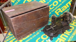 Retro Singer Sewing Machine comes with wooden carry box
