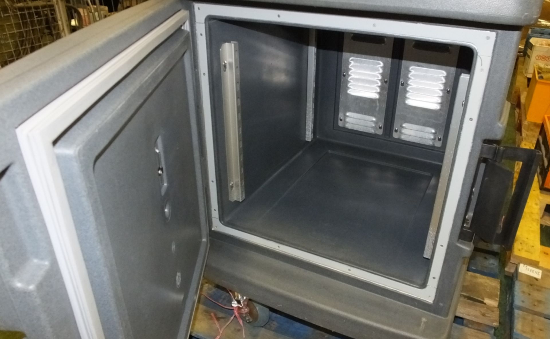 Cambro Mobile storage unit with brackets - Model CAM100 - Image 6 of 8