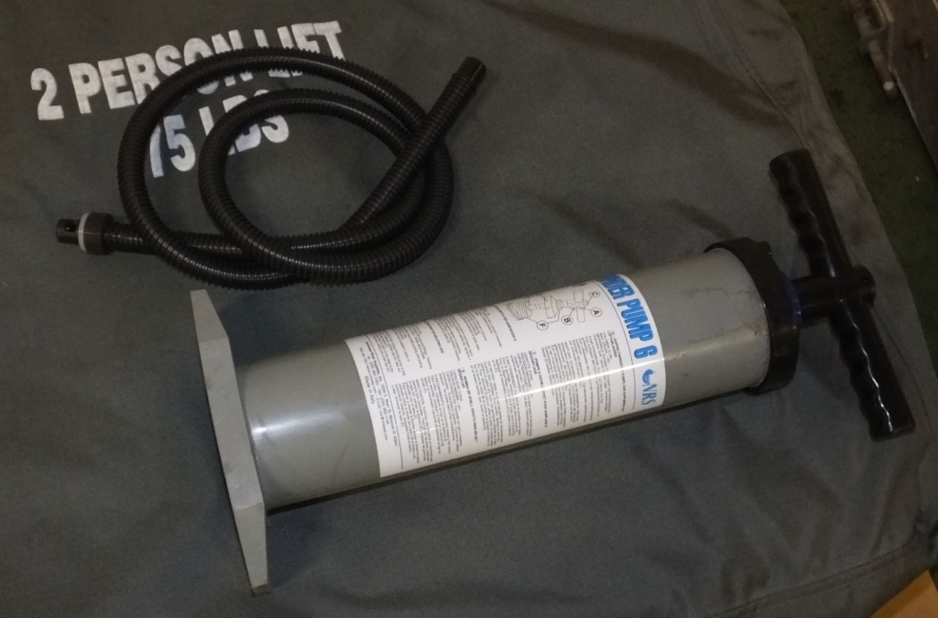 Inflatable Shelter - with hand pump - Bild 2 aus 2