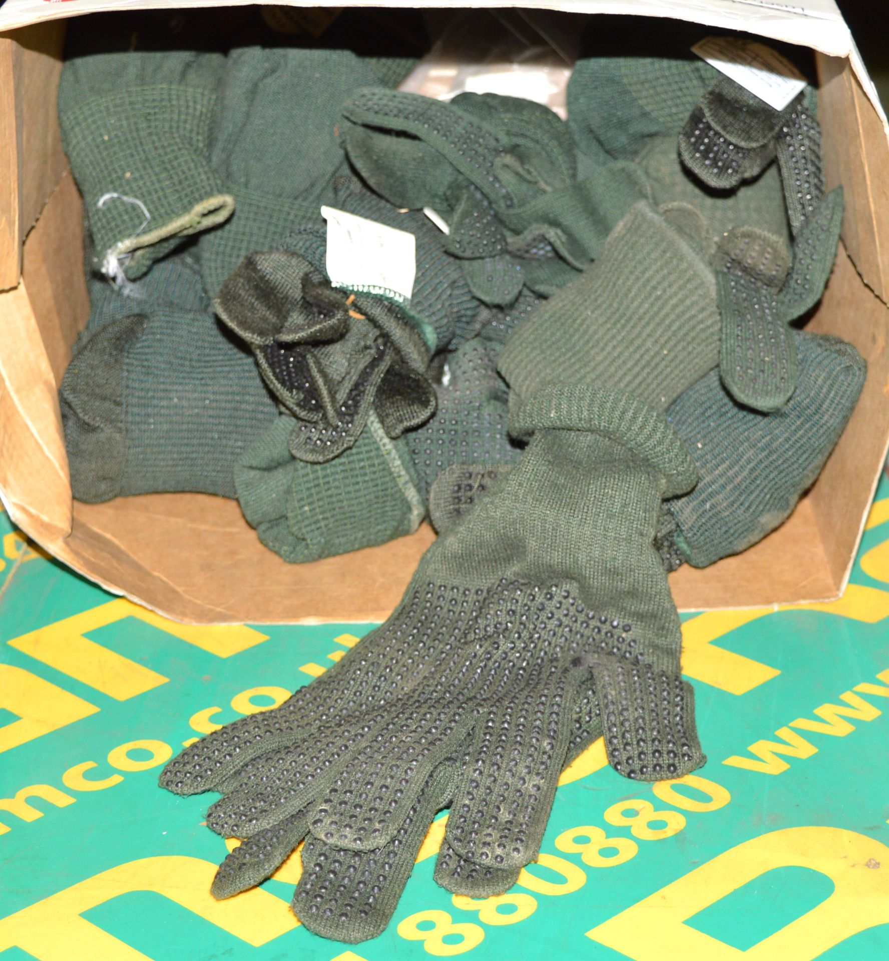Approx 20x Pairs Gloves - Sizes 10/11.