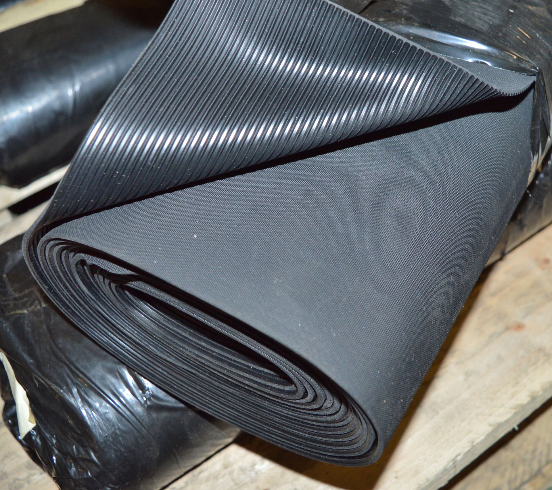 5x Rolls Rubber Matting Ribbed, 910mm x 3mm x 5.5mtr. - Image 3 of 3