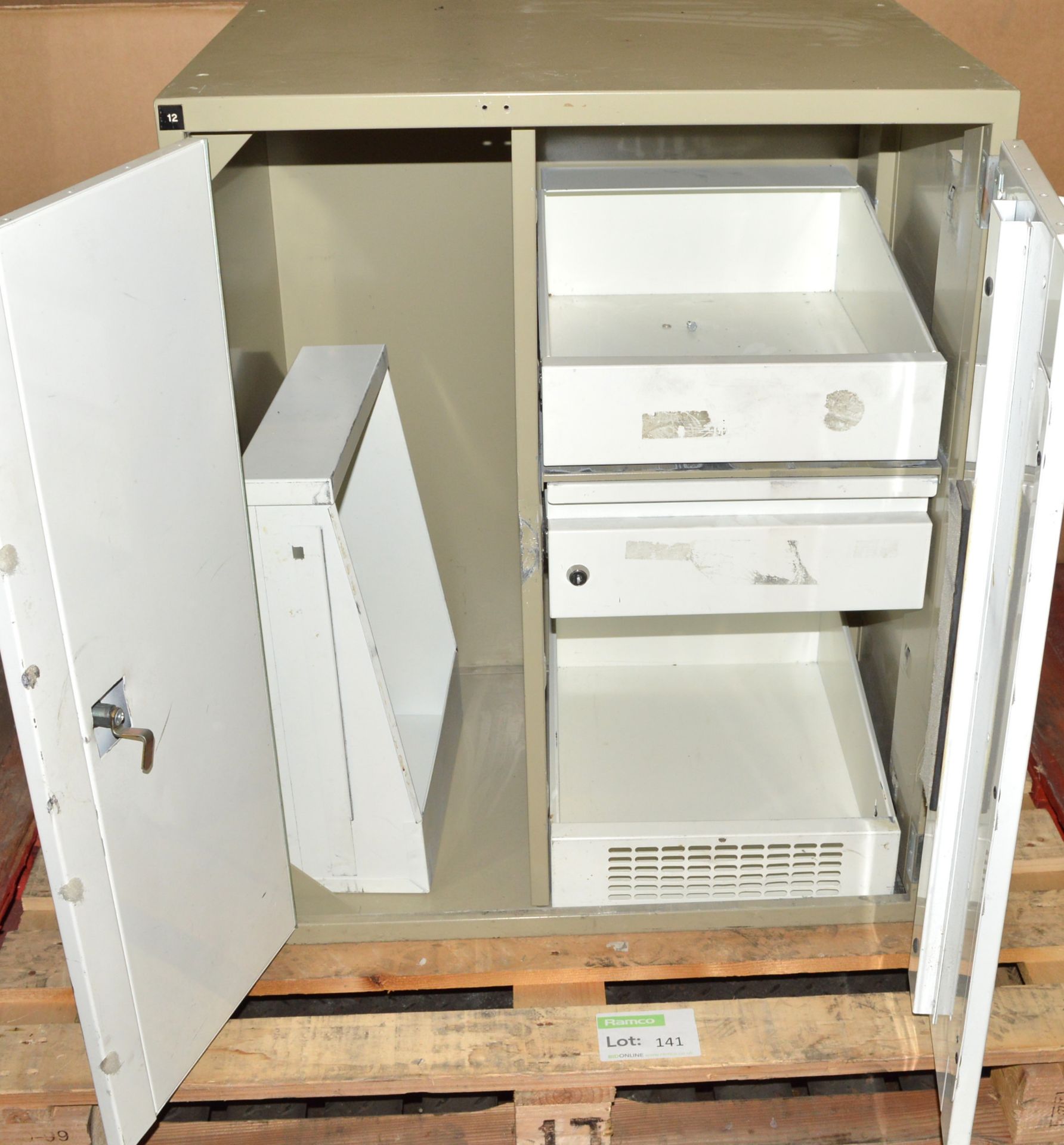 Locker/Cabinets - Image 2 of 2