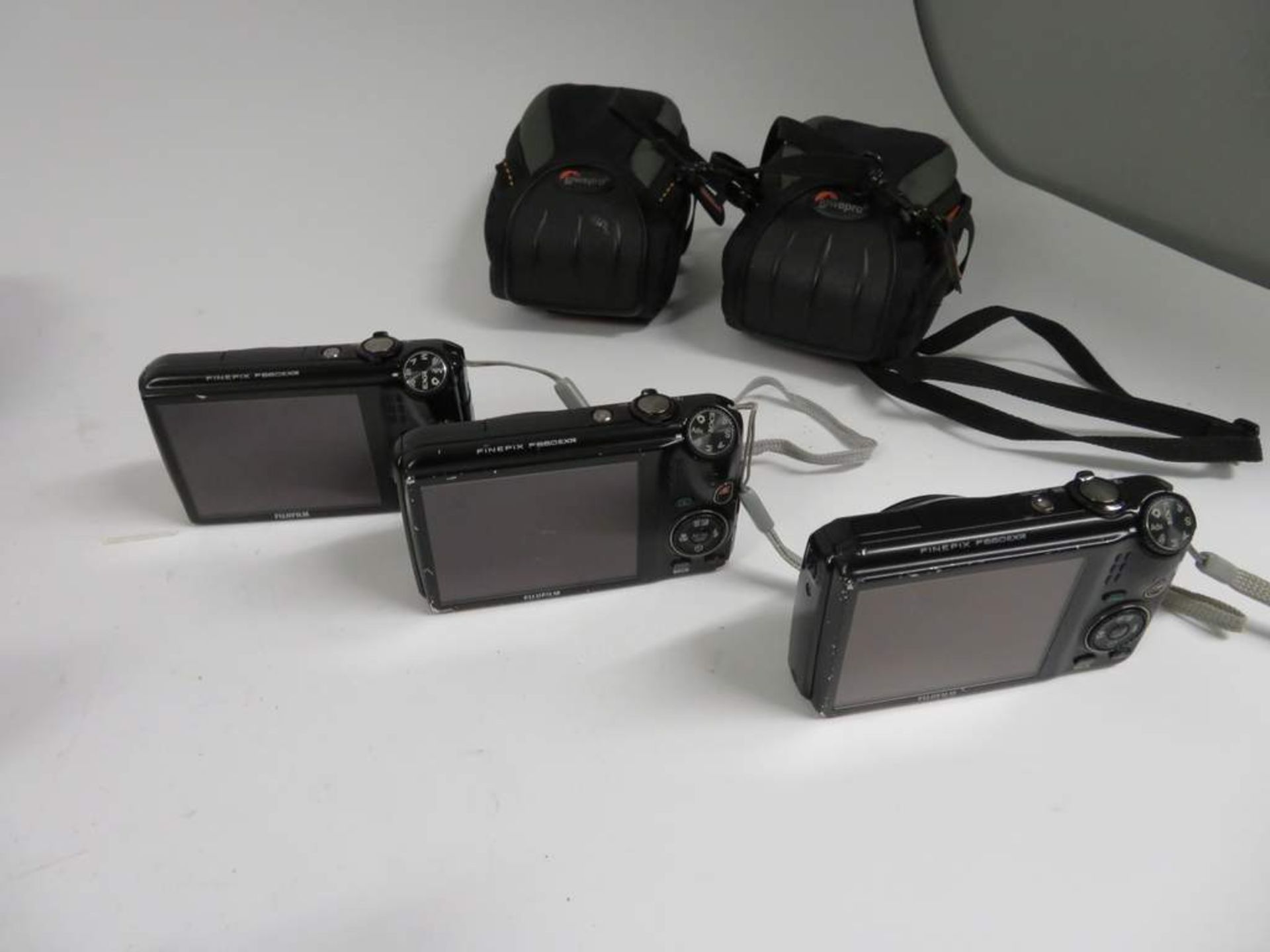 3x FujiFilm F660EXR Digital Cameras - Including 2 Cases & 1 Charger - Bild 3 aus 4