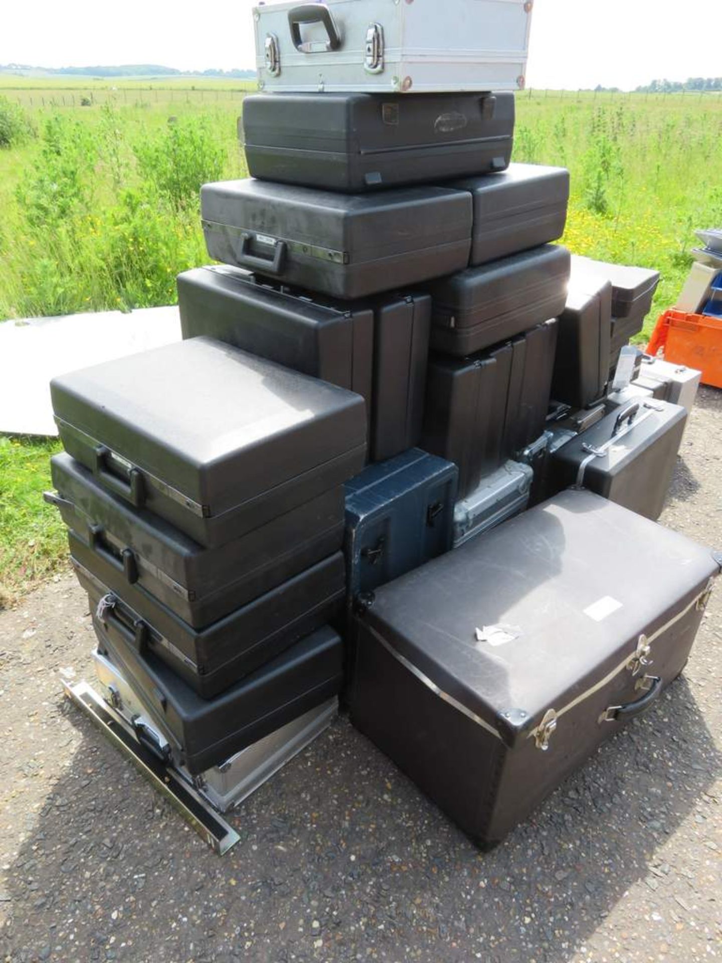 32x Various sized equipment cases - Image 2 of 4