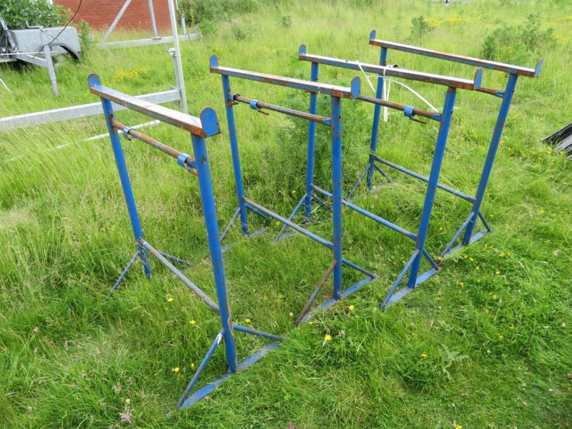 4x Heavy duty cantilever racking & 4 Metal tressel table ends - Bild 3 aus 3