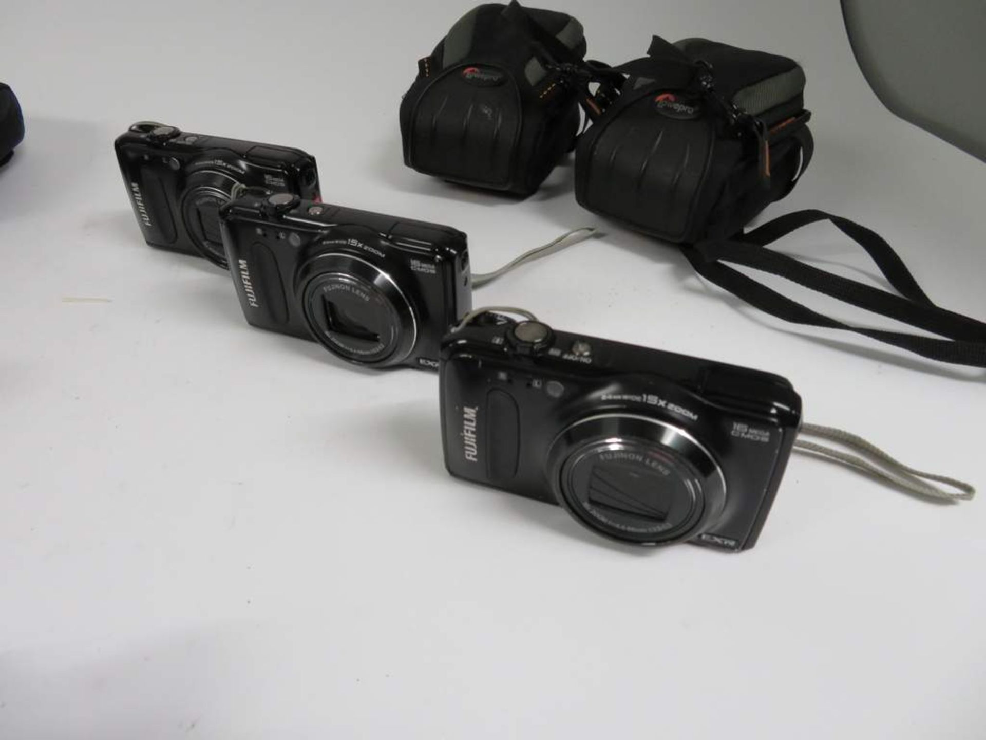 3x FujiFilm F660EXR Digital Cameras - Including 2 Cases & 1 Charger - Bild 2 aus 4