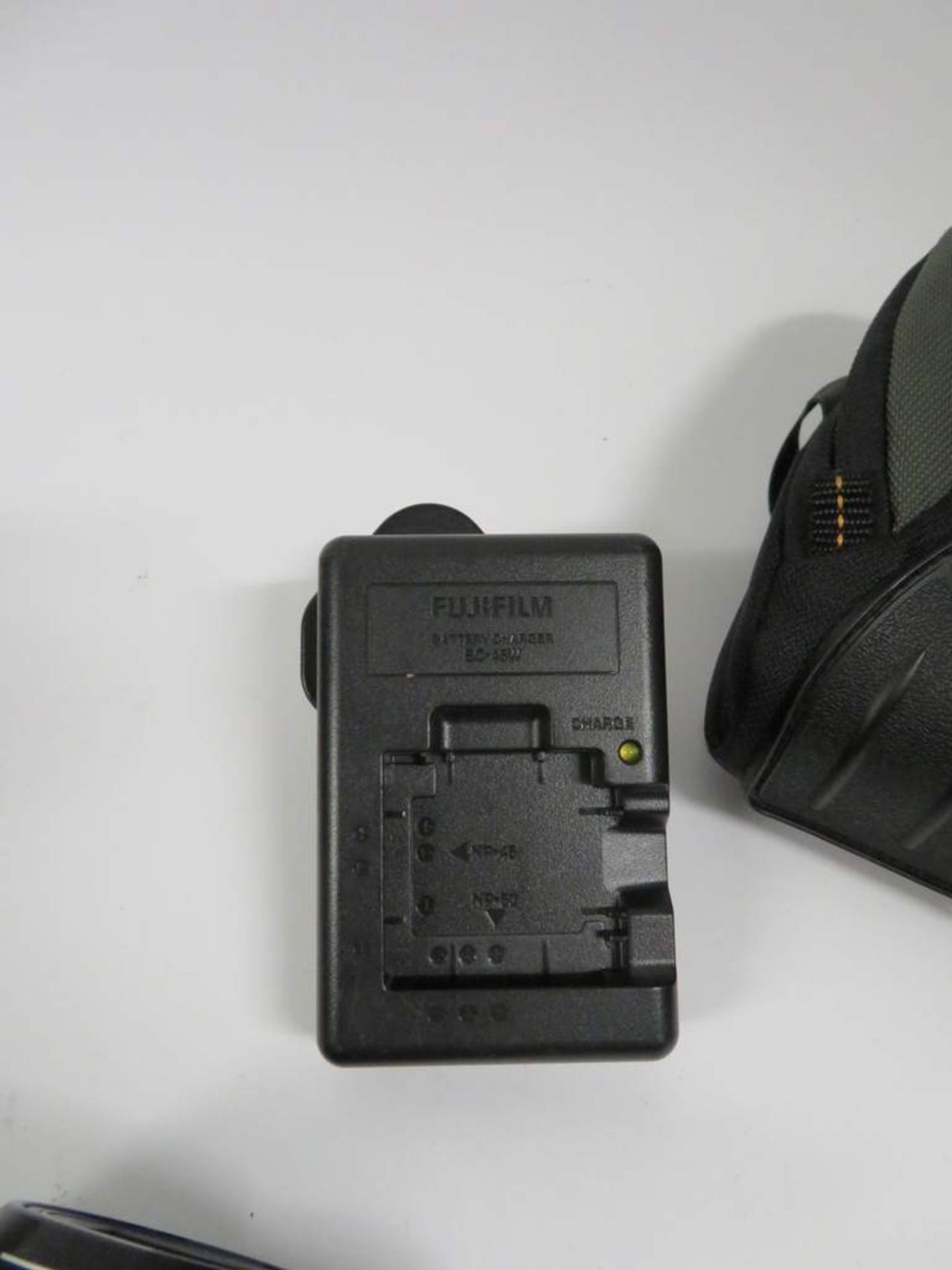 3x FujiFilm F660EXR Digital Cameras - Including 2 Cases & 1 Charger - Bild 4 aus 4