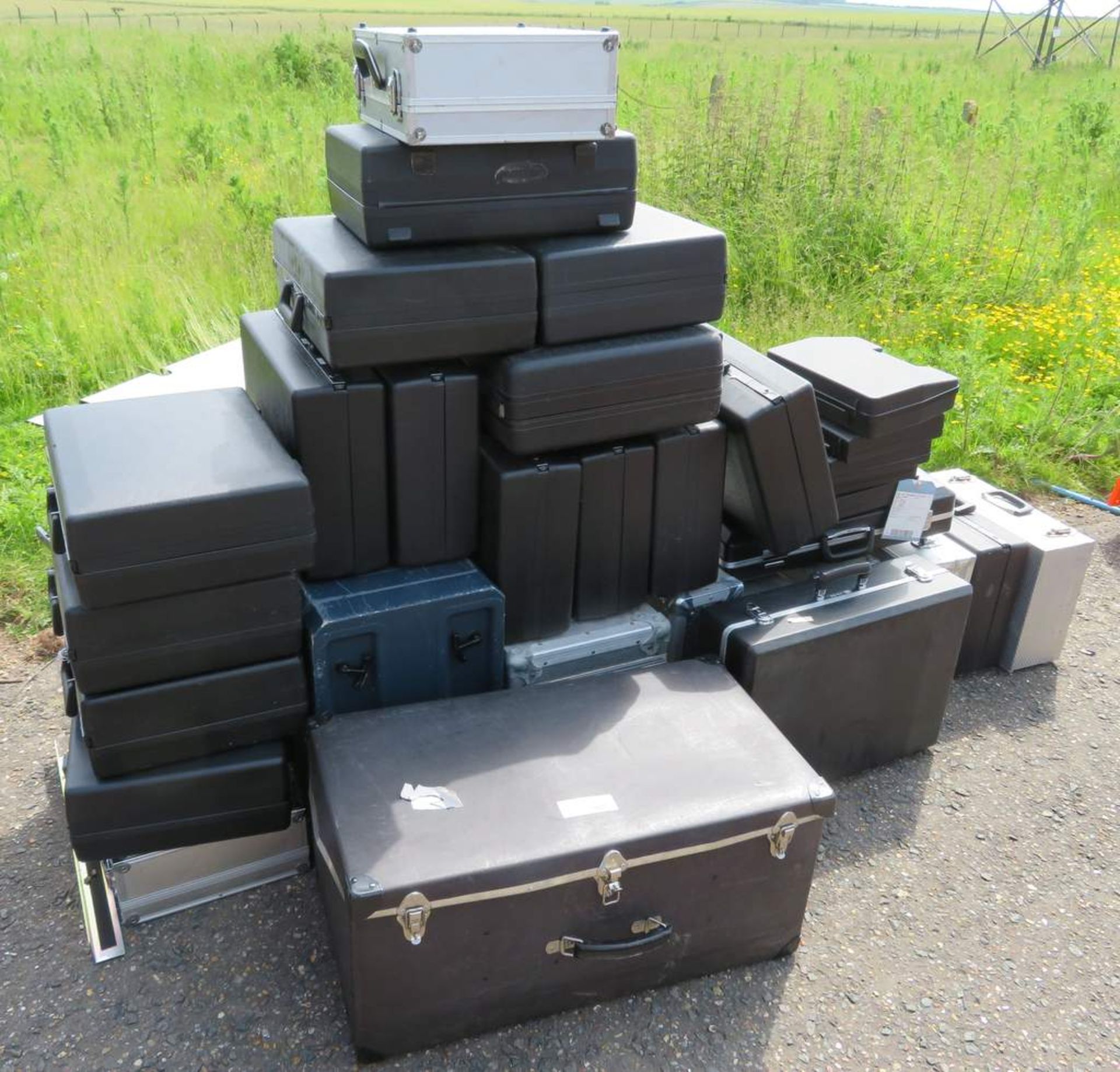 32x Various sized equipment cases