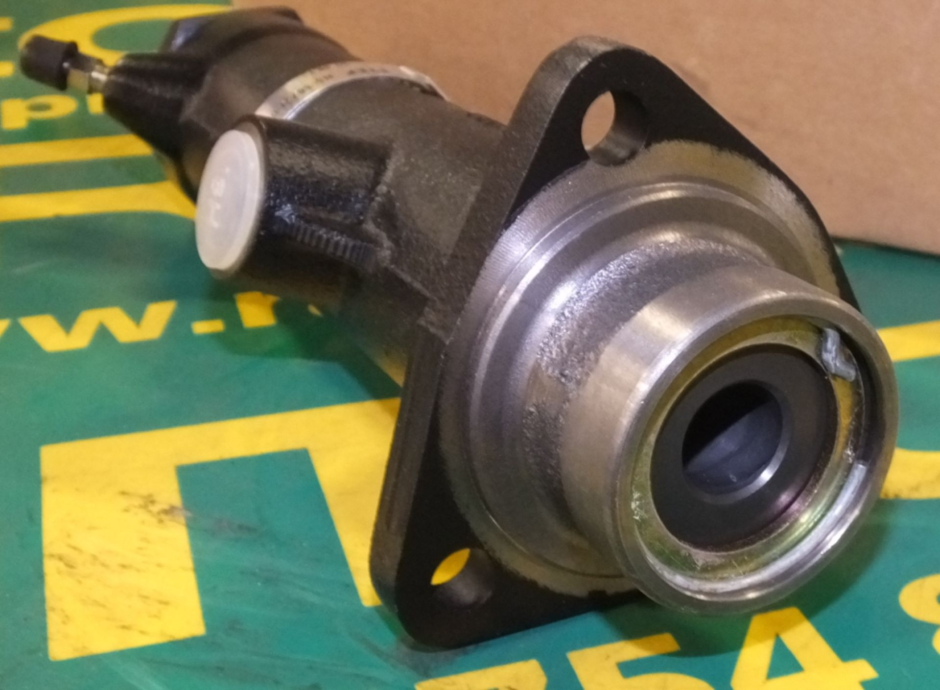 Volvo Master Cylinder 4880229 - Image 2 of 3