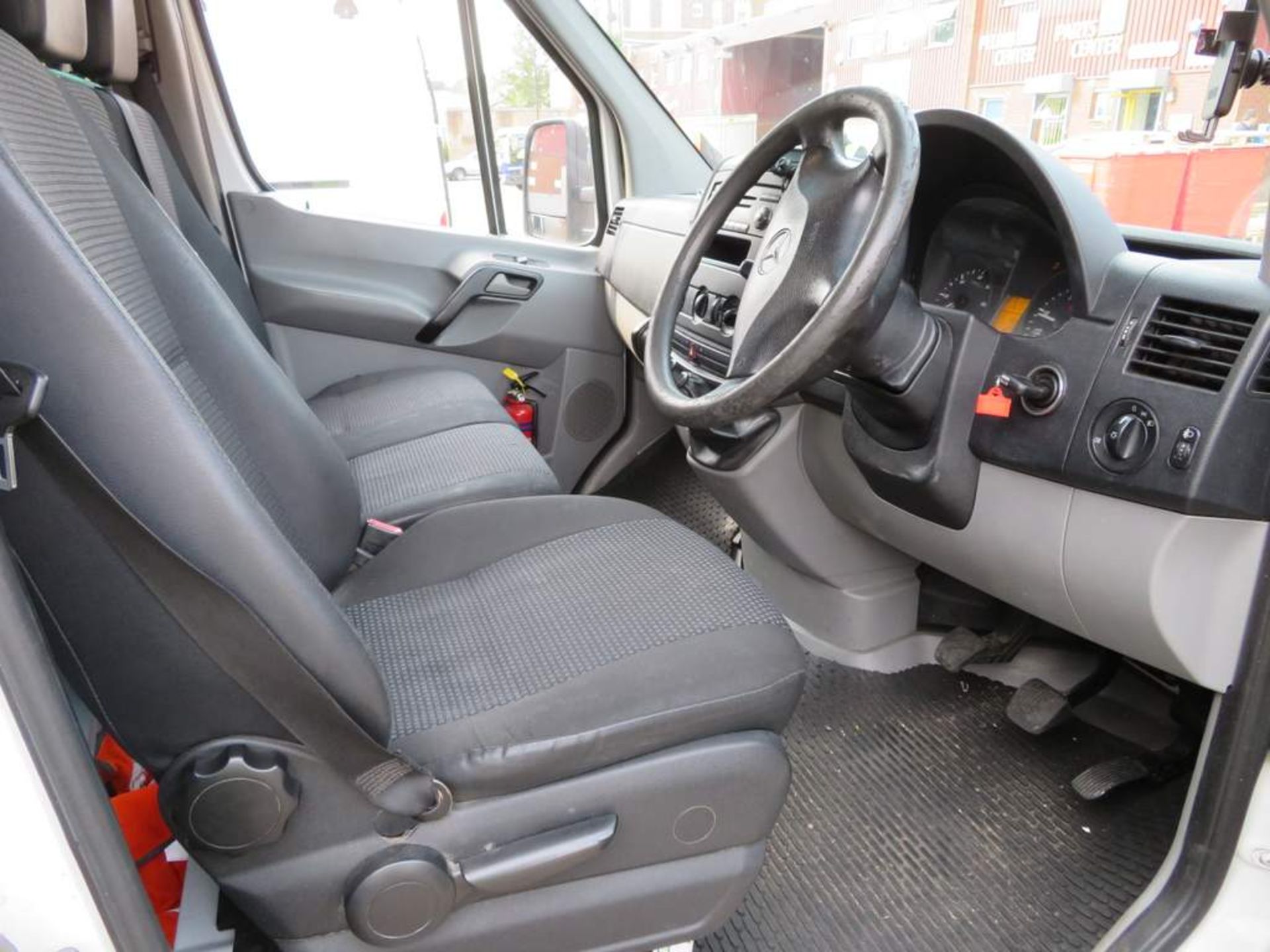 2007 Mercedes Sprinter 311 Luton Van. Fitted with a Slim Jim 500kg taillift - Image 7 of 18