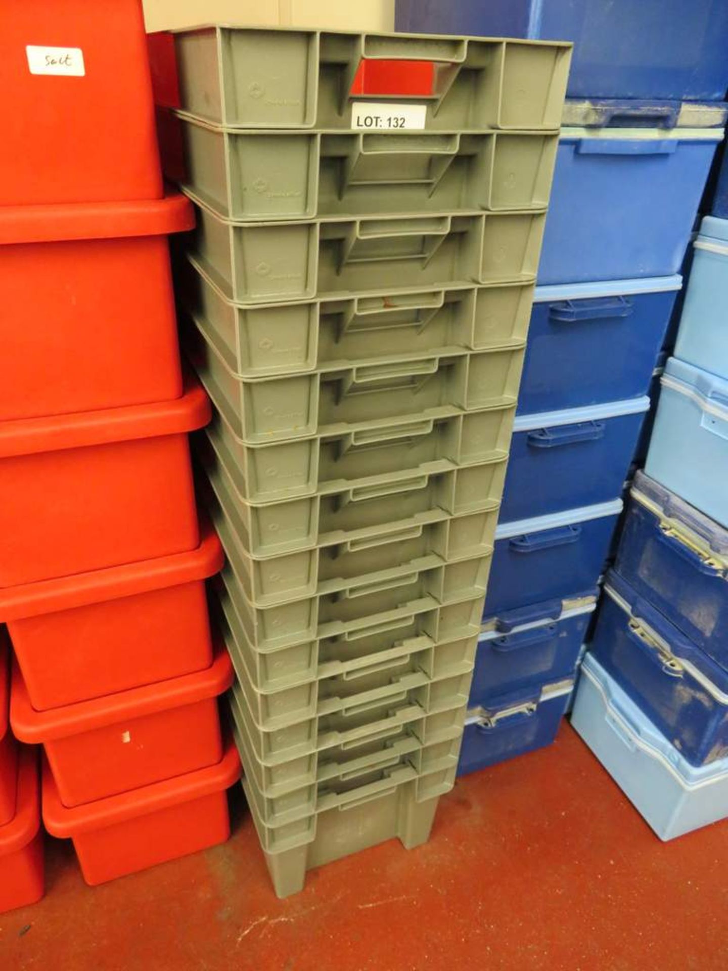 15x Stackable plastic storage boxes