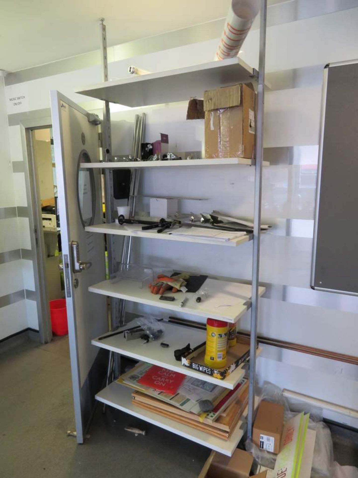 Various items to include: 2 large book shelves, shelf unit, 2 notice boards, first aid kits, etc. - Bild 4 aus 5