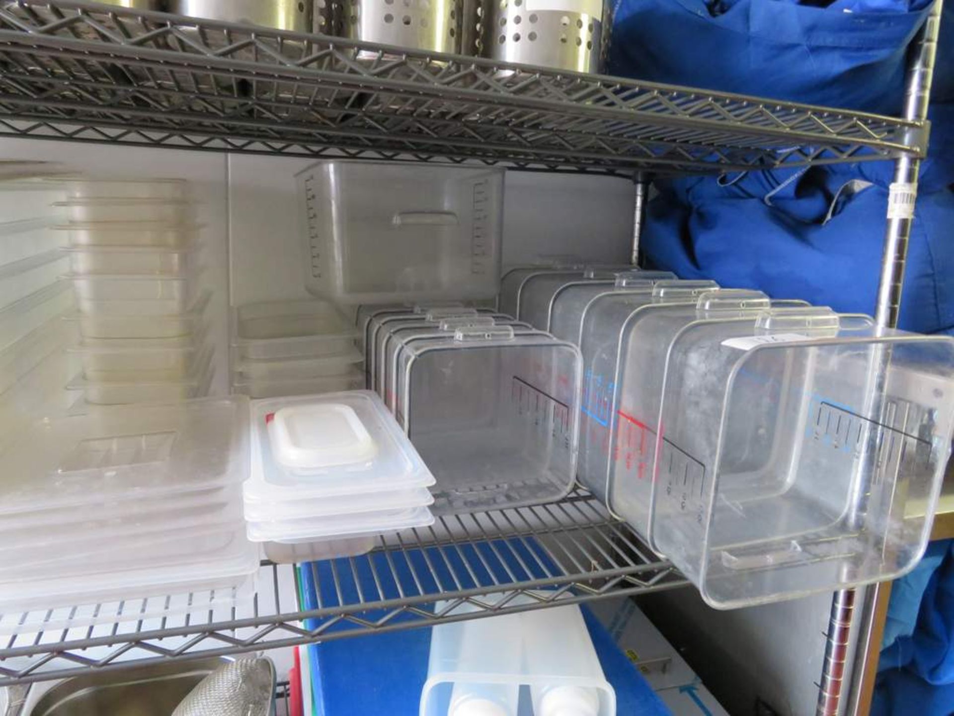 Various sized plastic measuring tubs & clear plastic food storage containers. - Bild 3 aus 3