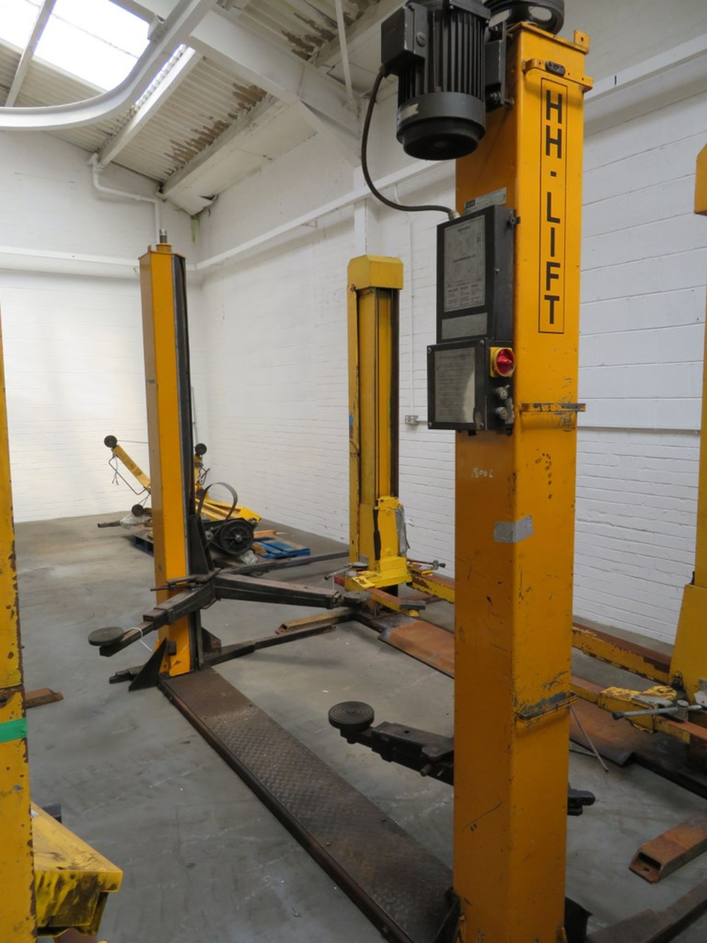 Hans Hougaard Type HH225 2500kg two-post Vehicle Lift