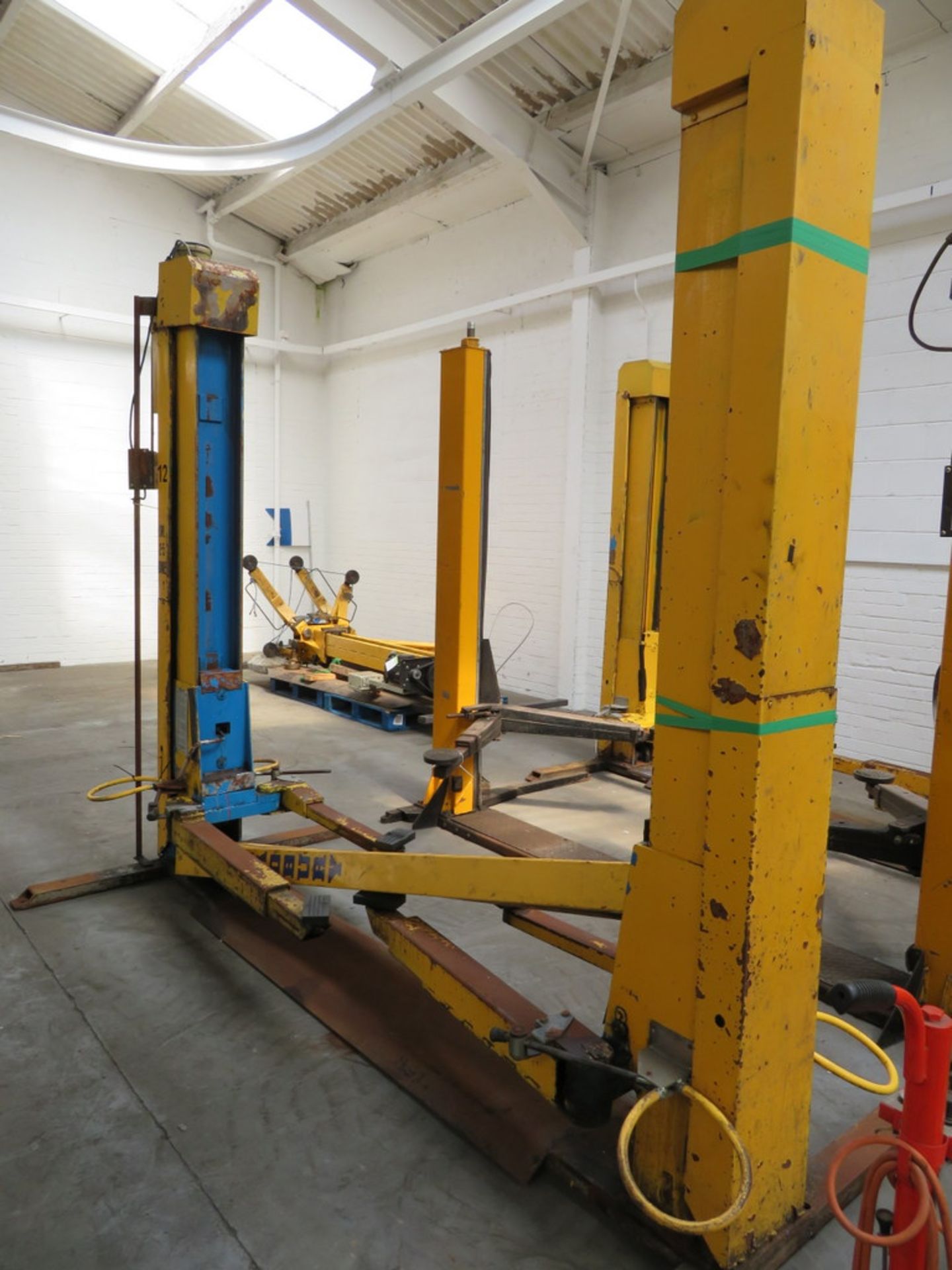 Kismet Model KEL 1700 2500kg two-post Vehicle Lift - Bild 3 aus 4