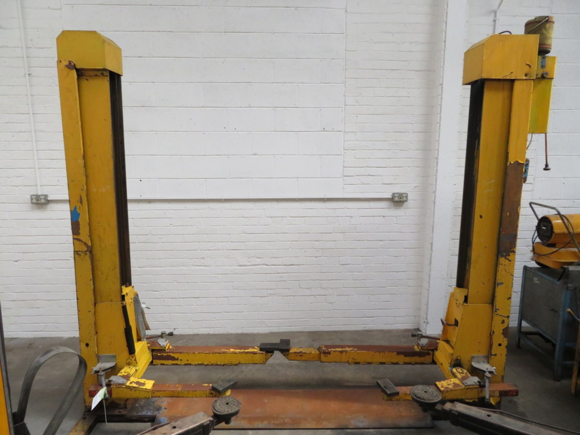 Kismet Model KEL 1700 2500kg two-post Vehicle Lift